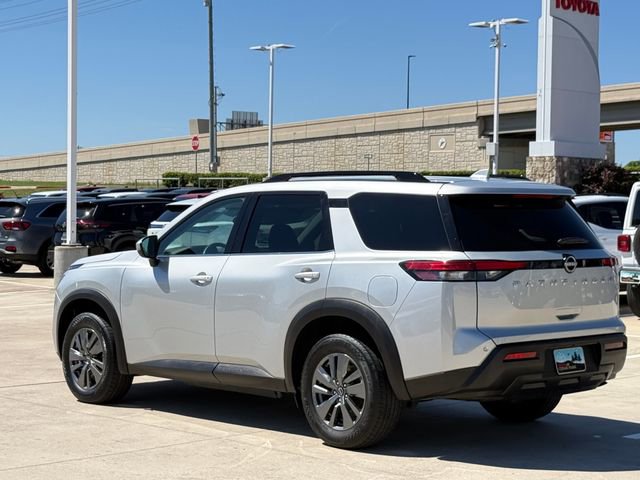 Used 2025 Nissan Pathfinder SV image 4