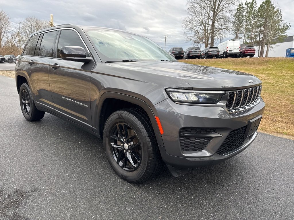 Used 2023 Jeep Grand Cherokee Laredo image 2