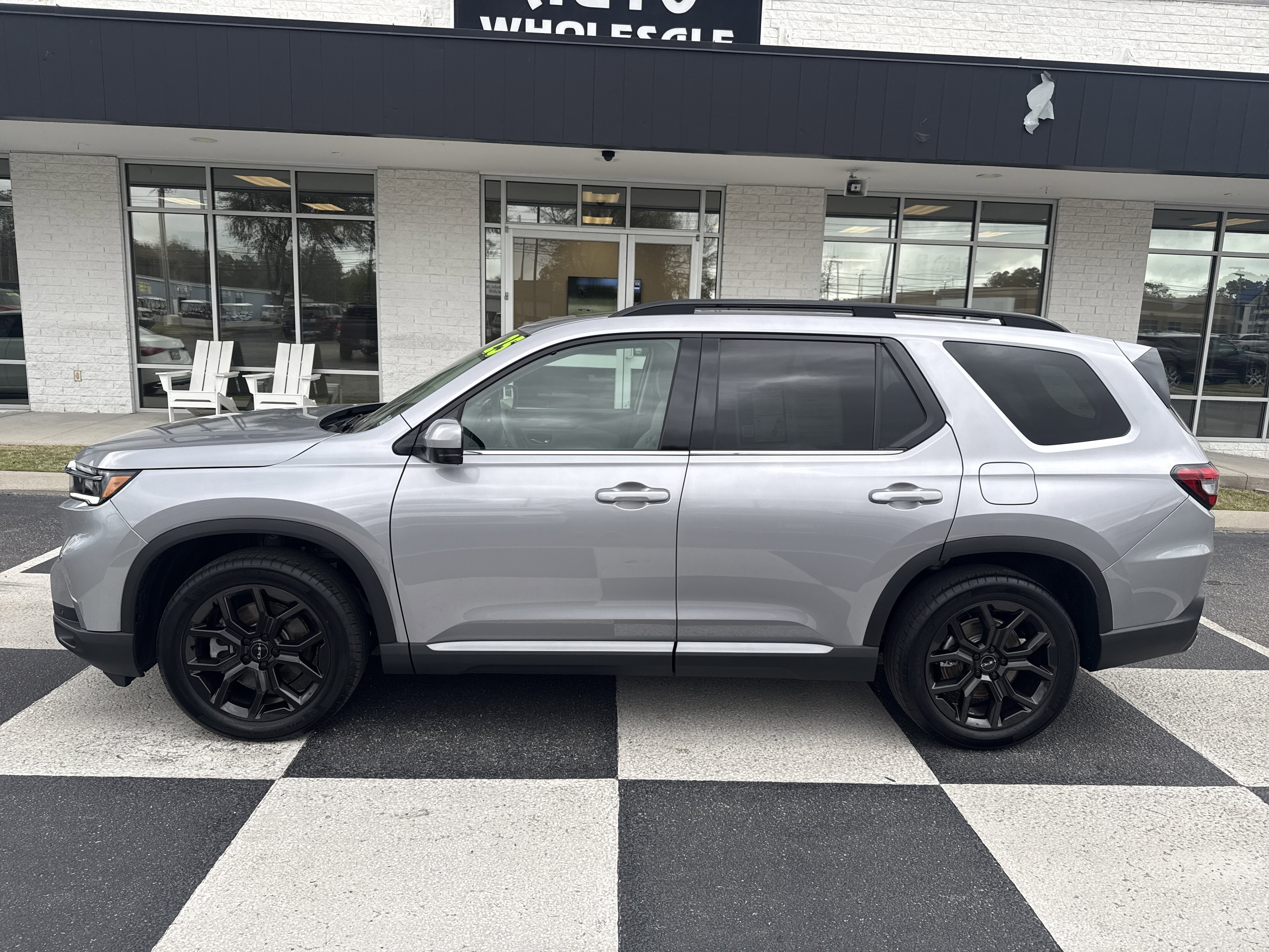 Used 2025 Honda Pilot Touring image 1