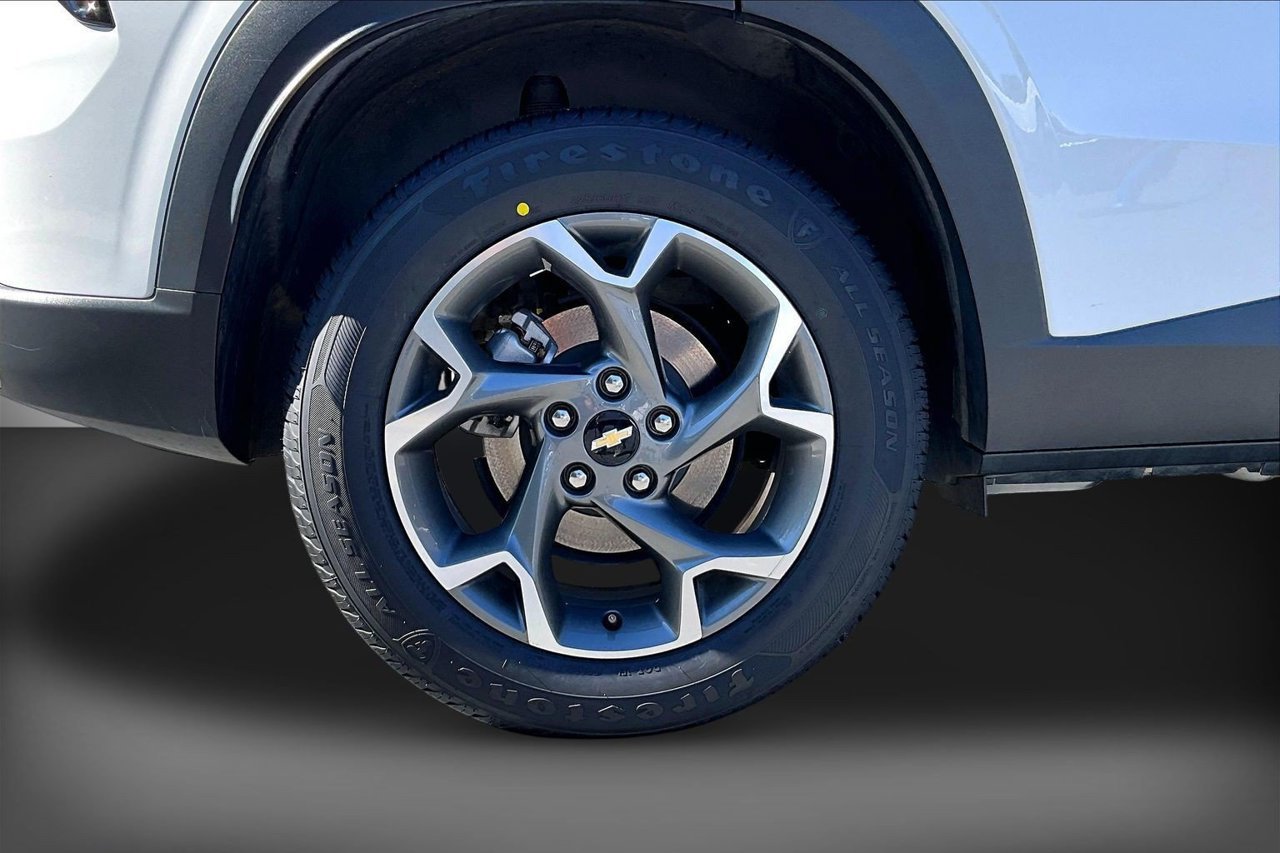 Used 2025 Chevrolet Trax LT FWD image 34