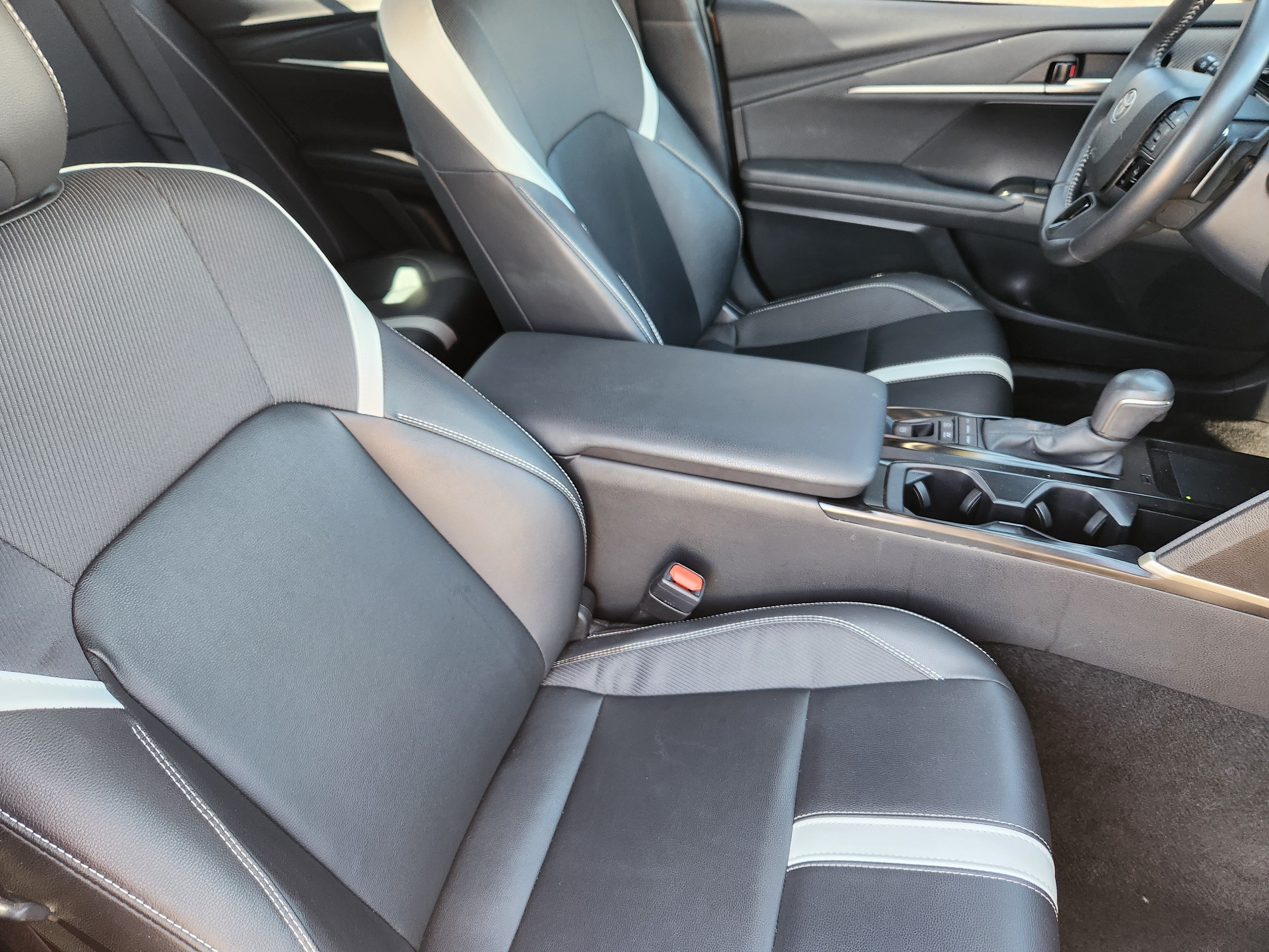 Used 2025 Toyota Camry SE FWD image 10