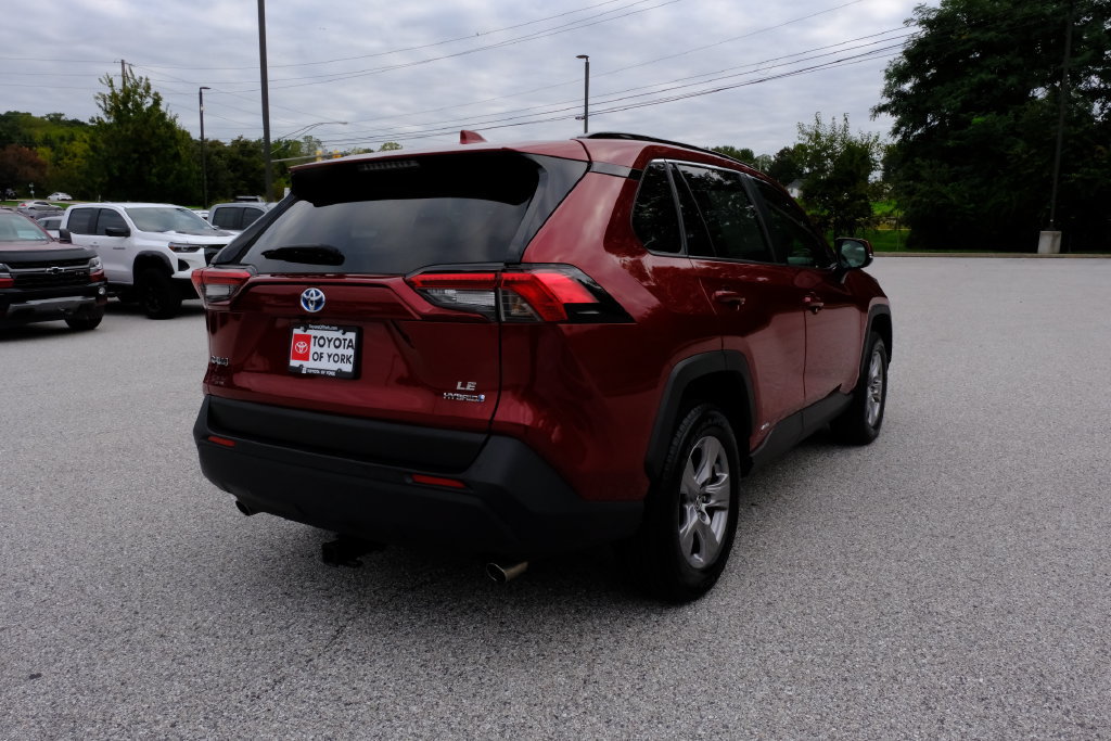 Used 2022 Toyota RAV4 LE AWD/4WD image 3