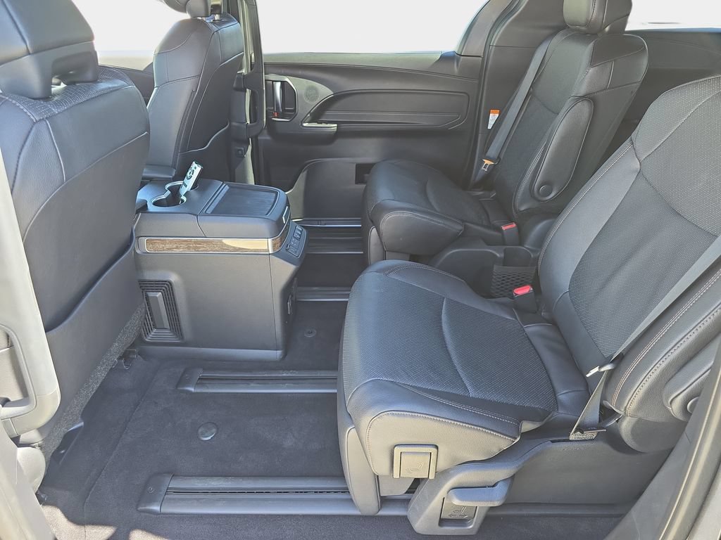 Used 2025 Toyota Sienna Platinum AWD/4WD image 17
