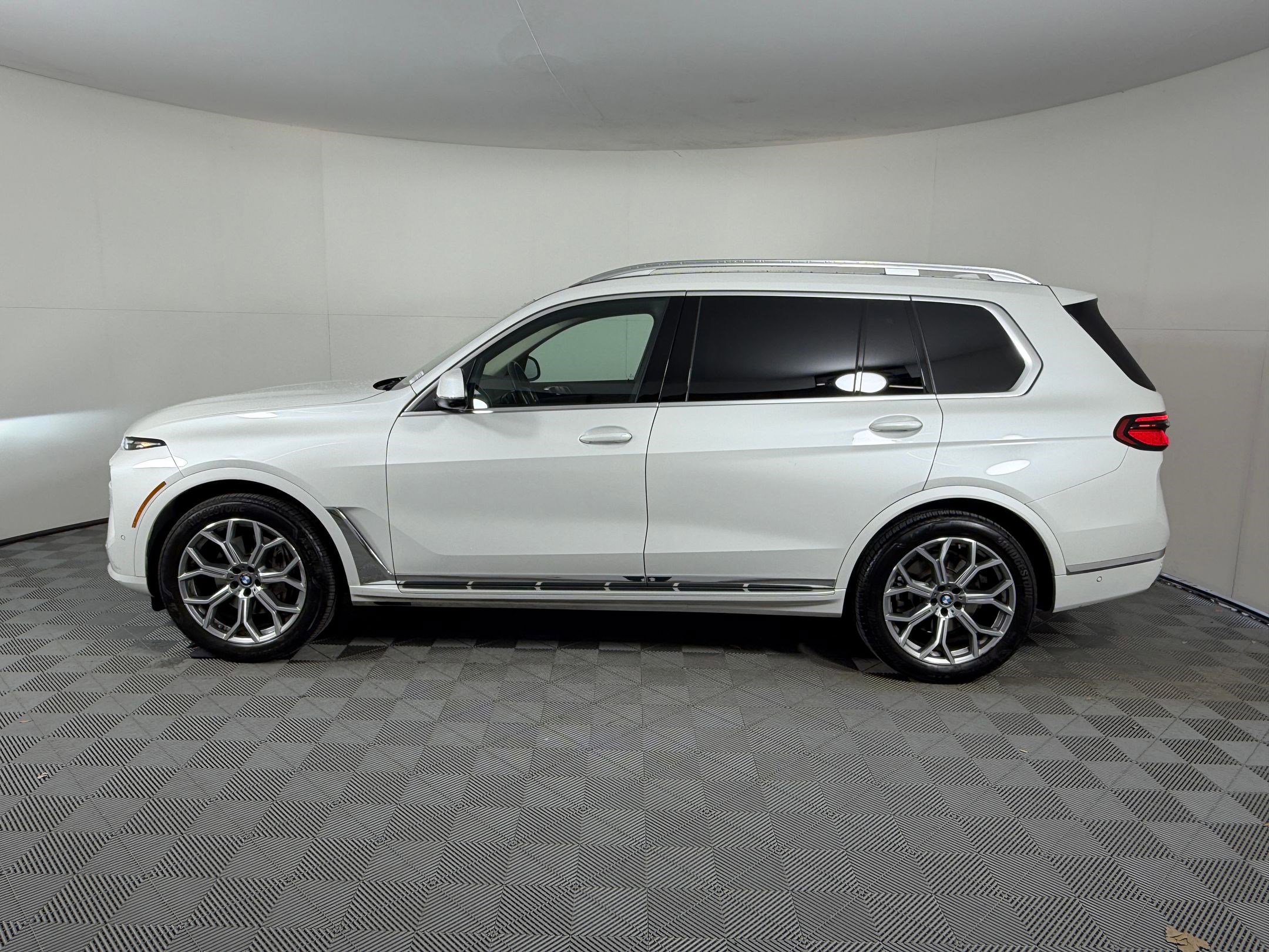Used 2024 BMW X7 xDrive40i w/ Premium Package image 2