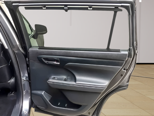 Used 2021 Toyota Highlander XLE AWD/4WD image 27