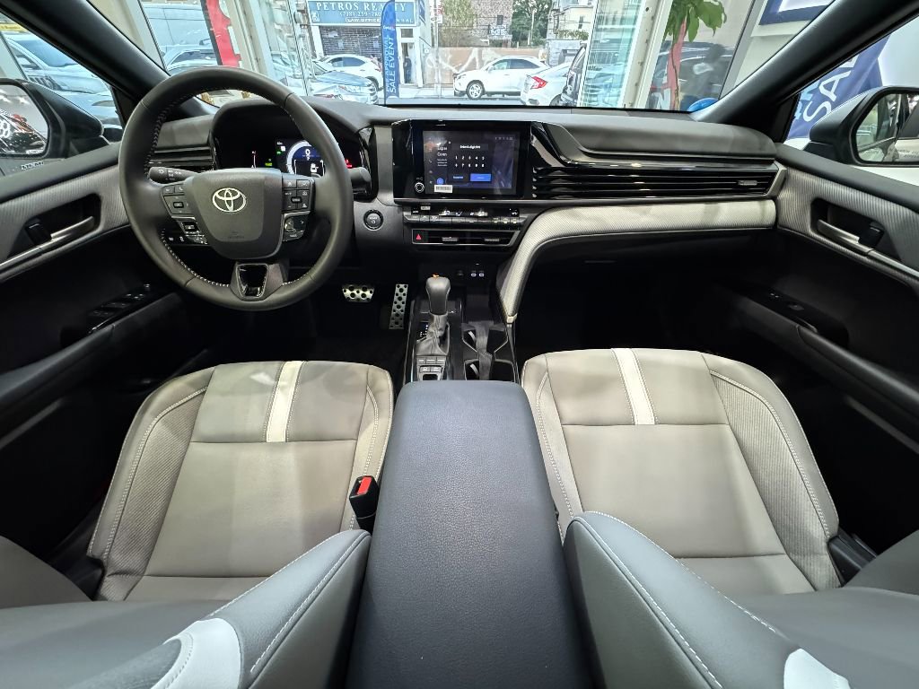 Used 2025 Toyota Camry SE image 28