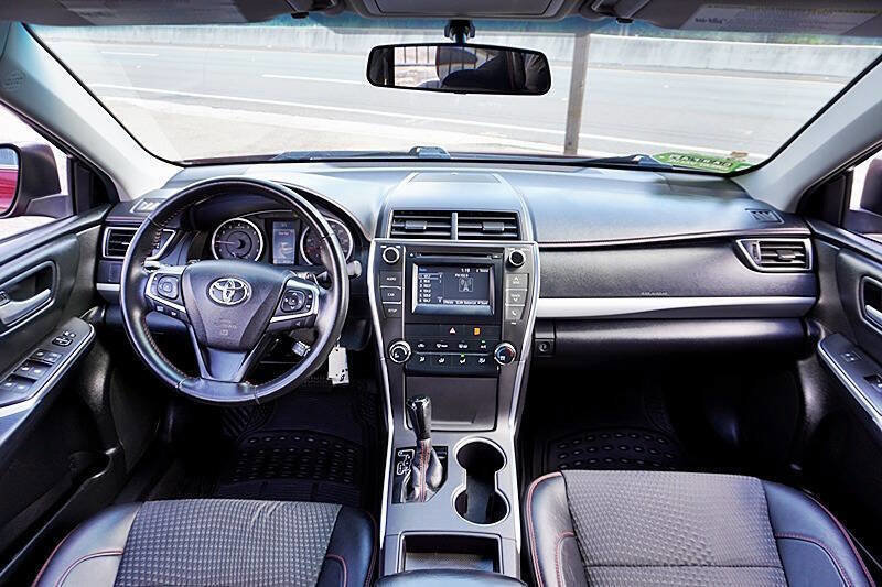 Used 2015 Toyota Camry SE image 18