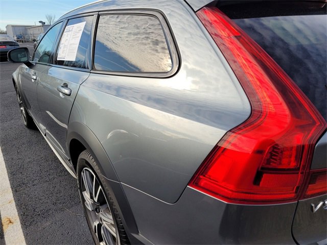 Used 2017 Volvo V90 T6 Cross Country image 7