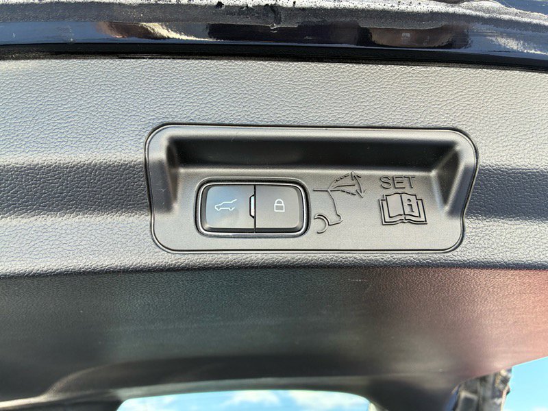 Used 2020 Ford Explorer XLT image 12