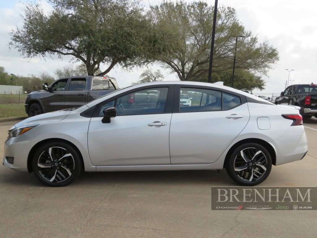 Used 2024 Nissan Versa SR image 2