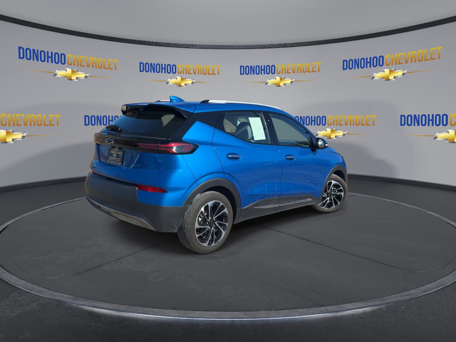 Used 2022 Chevrolet Bolt EUV Premier w/ Sun & Sound Package FWD image 8