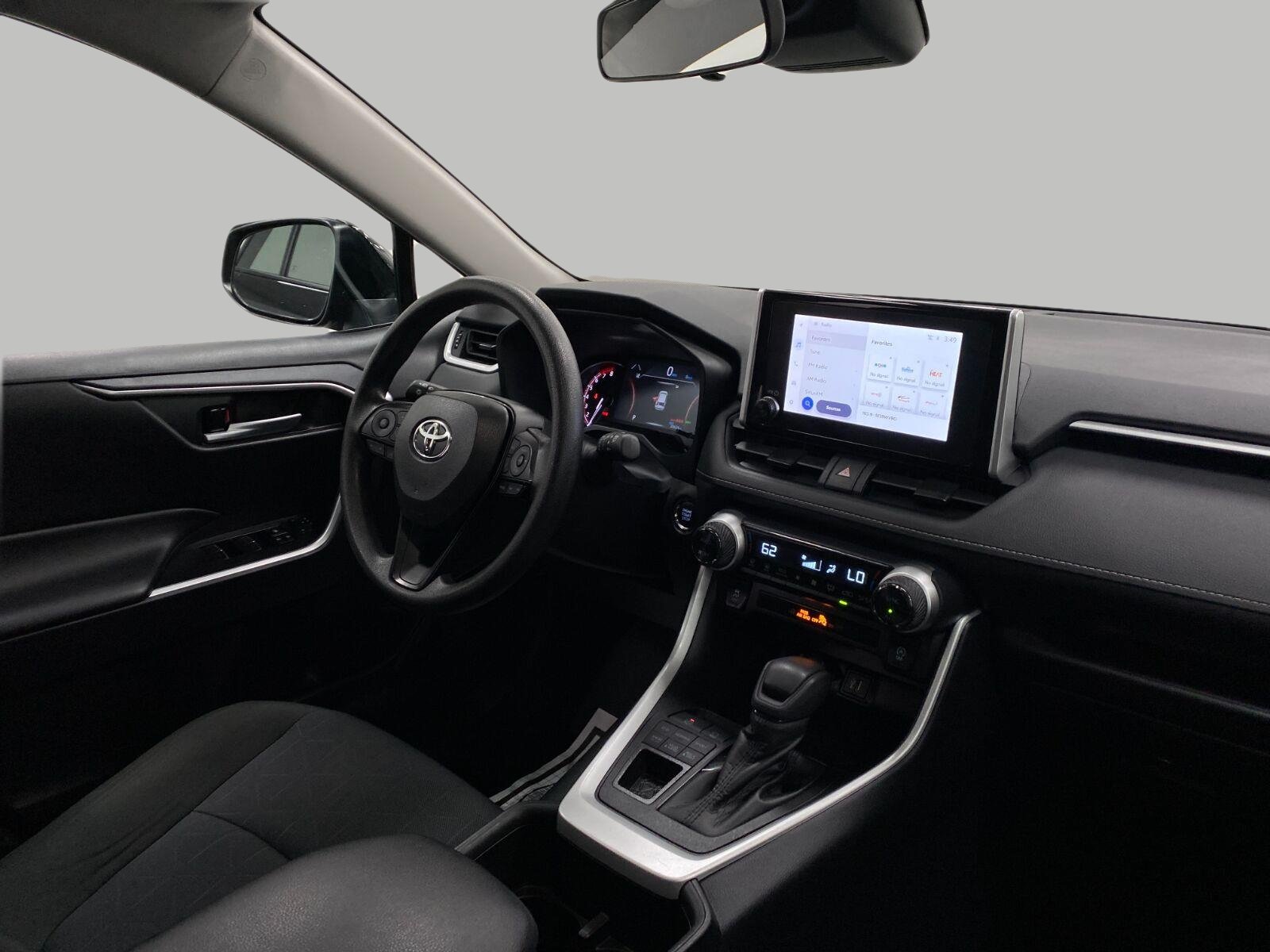 Used 2025 Toyota RAV4 XLE AWD/4WD image 18