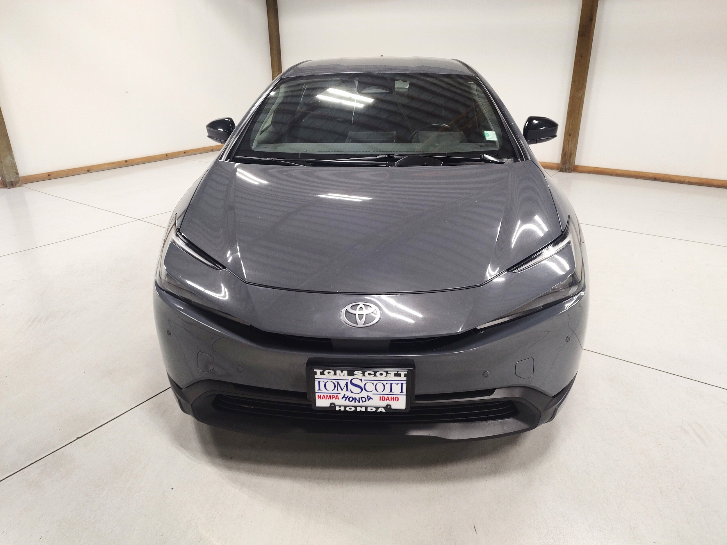Used 2025 Toyota Prius LE FWD image 3
