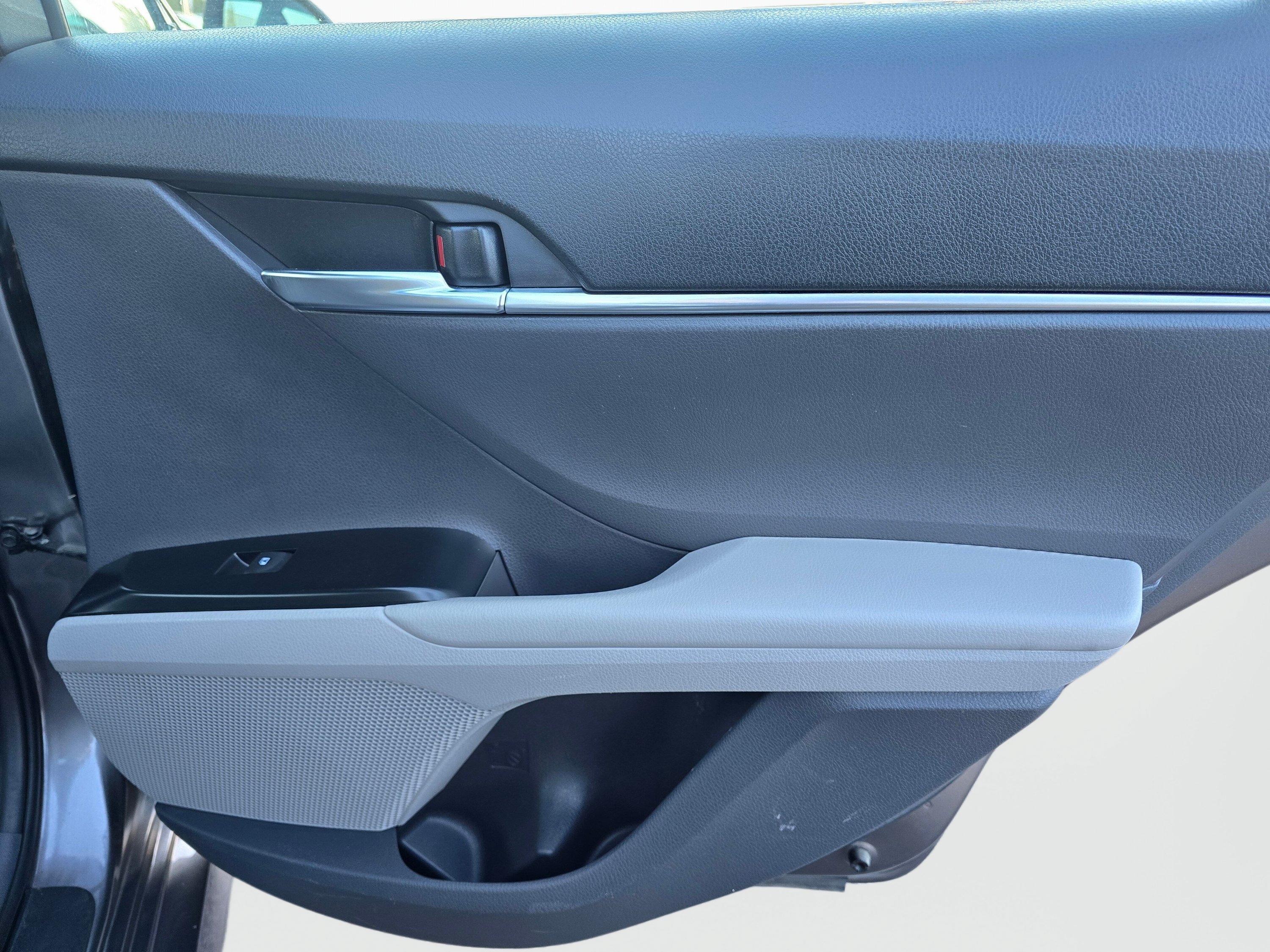 Used 2018 Toyota Camry LE w/ Moonroof Package FWD image 24