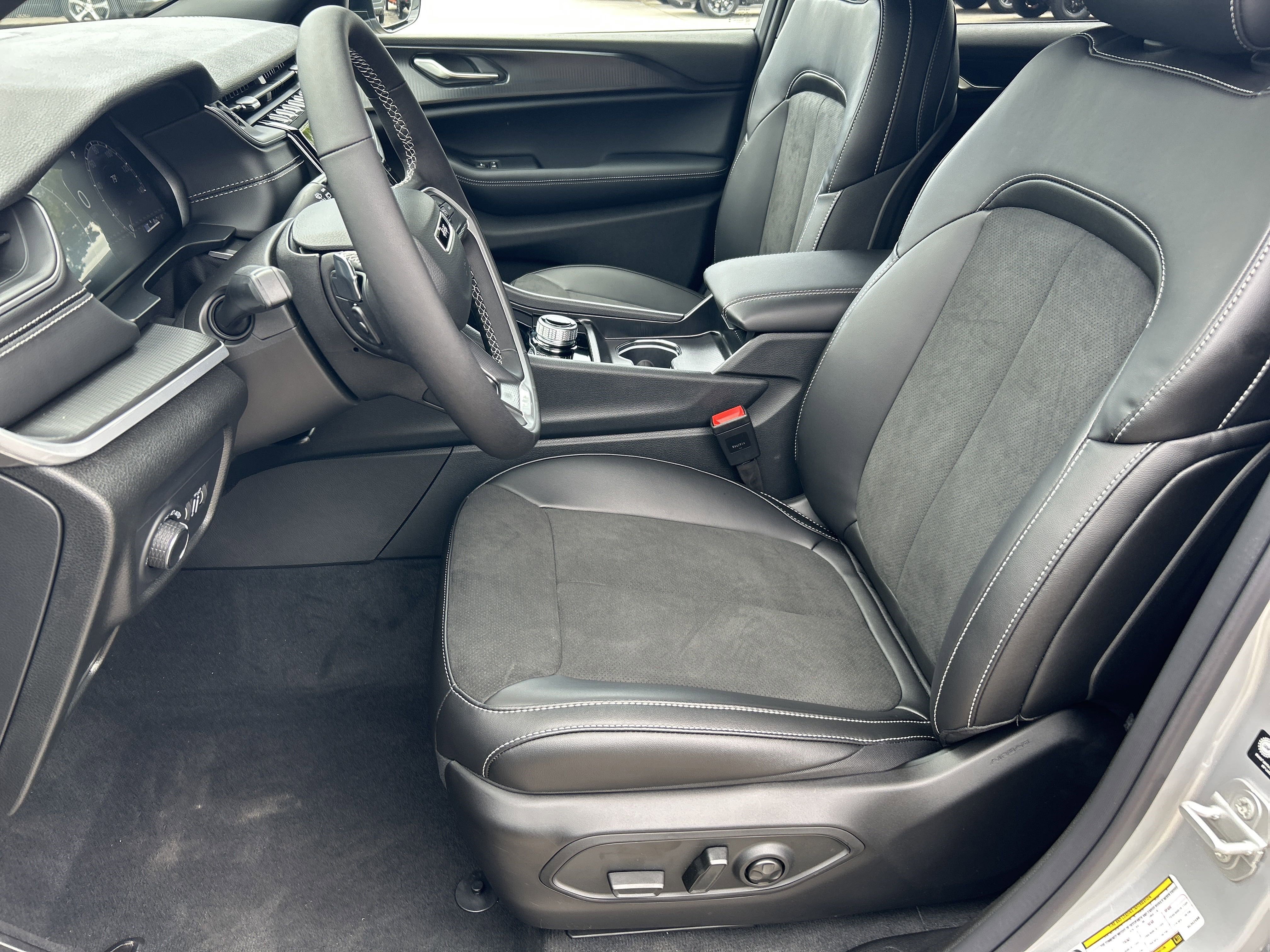 New 2025 Jeep Grand Cherokee Altitude image 9