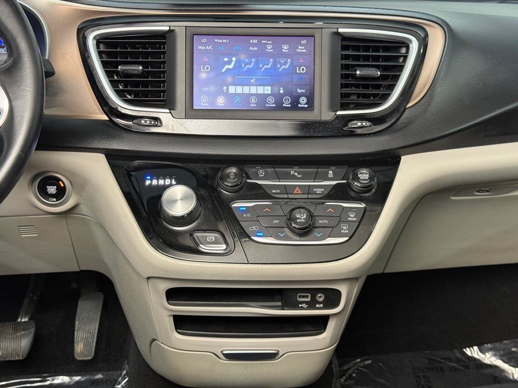 Used 2018 Chrysler Pacifica Touring-L FWD image 15