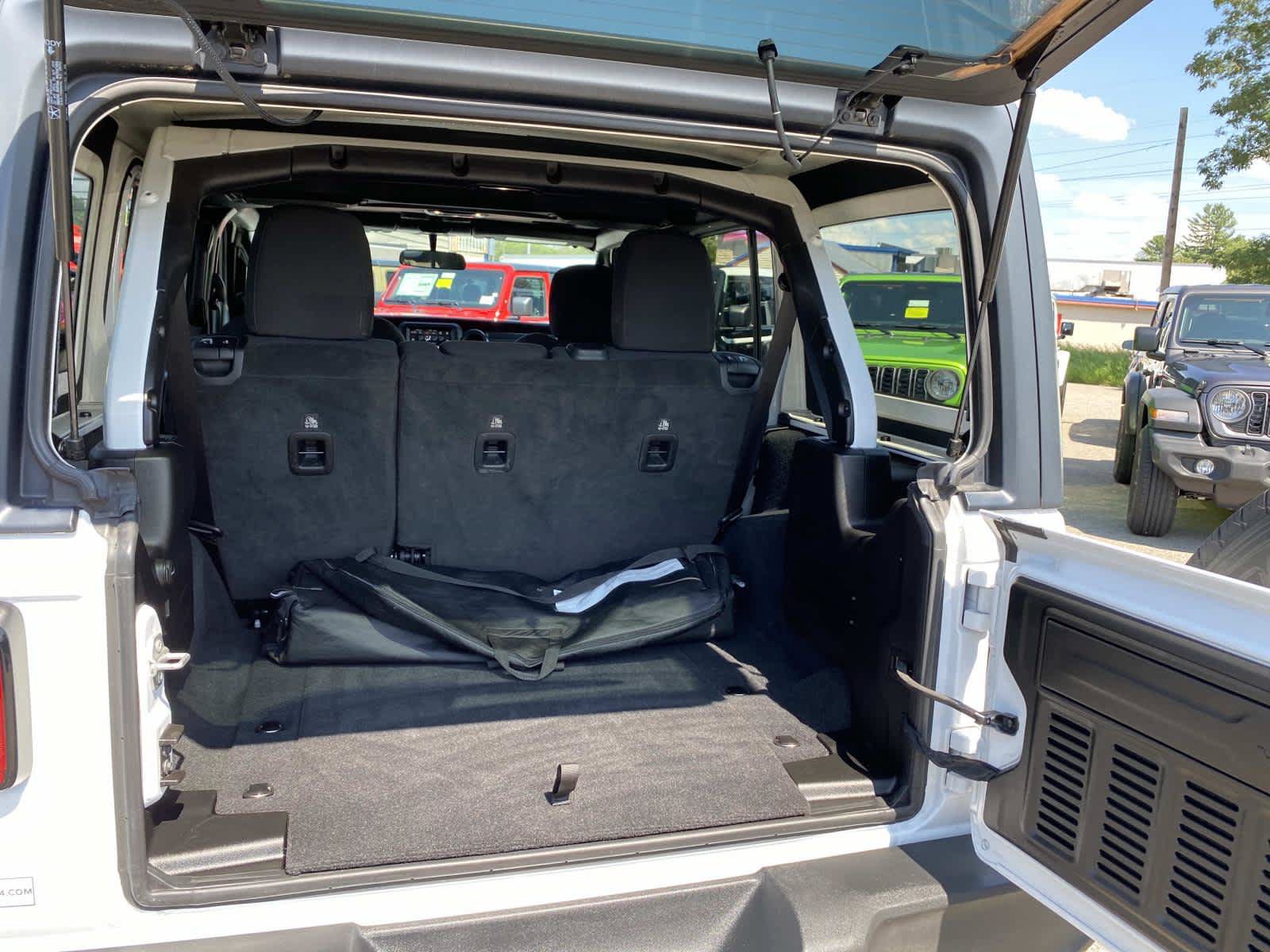 Used 2022 Jeep Wrangler Unlimited Sport AWD/4WD image 5