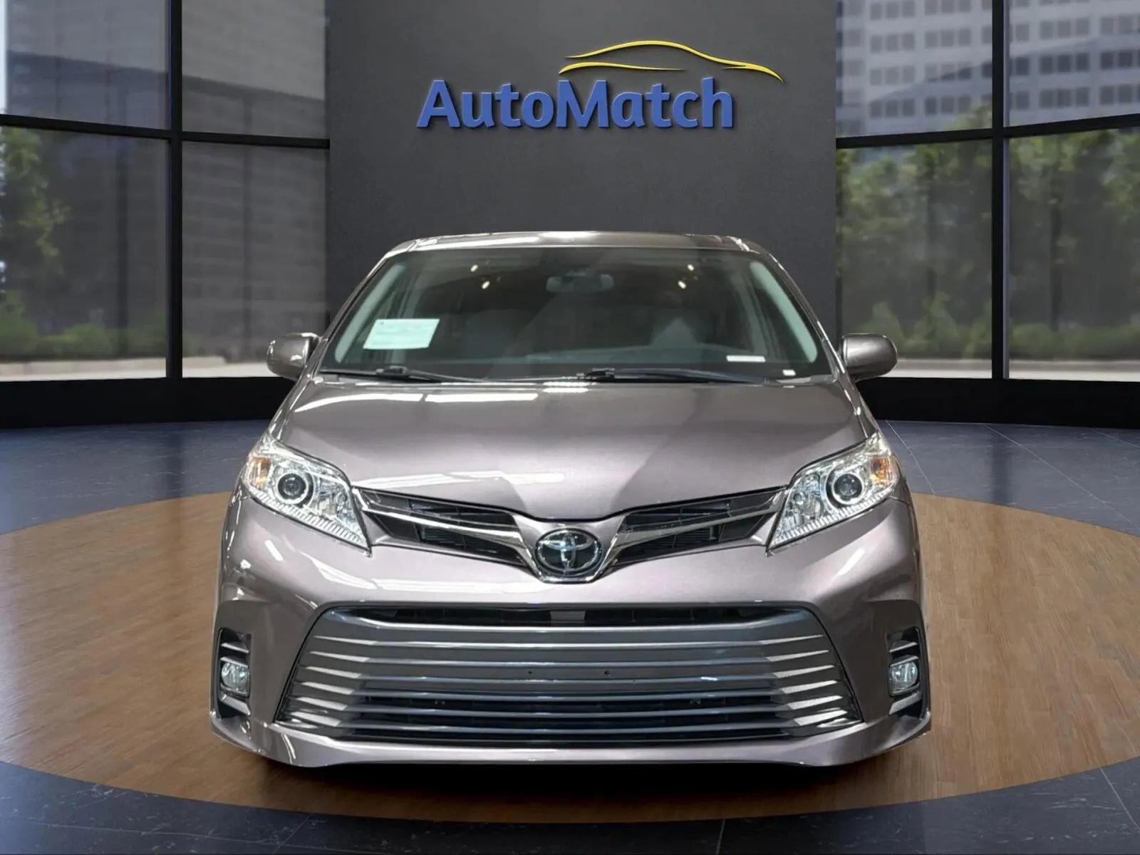 Used 2019 Toyota Sienna XLE w/ XLE Navigation Package FWD image 4