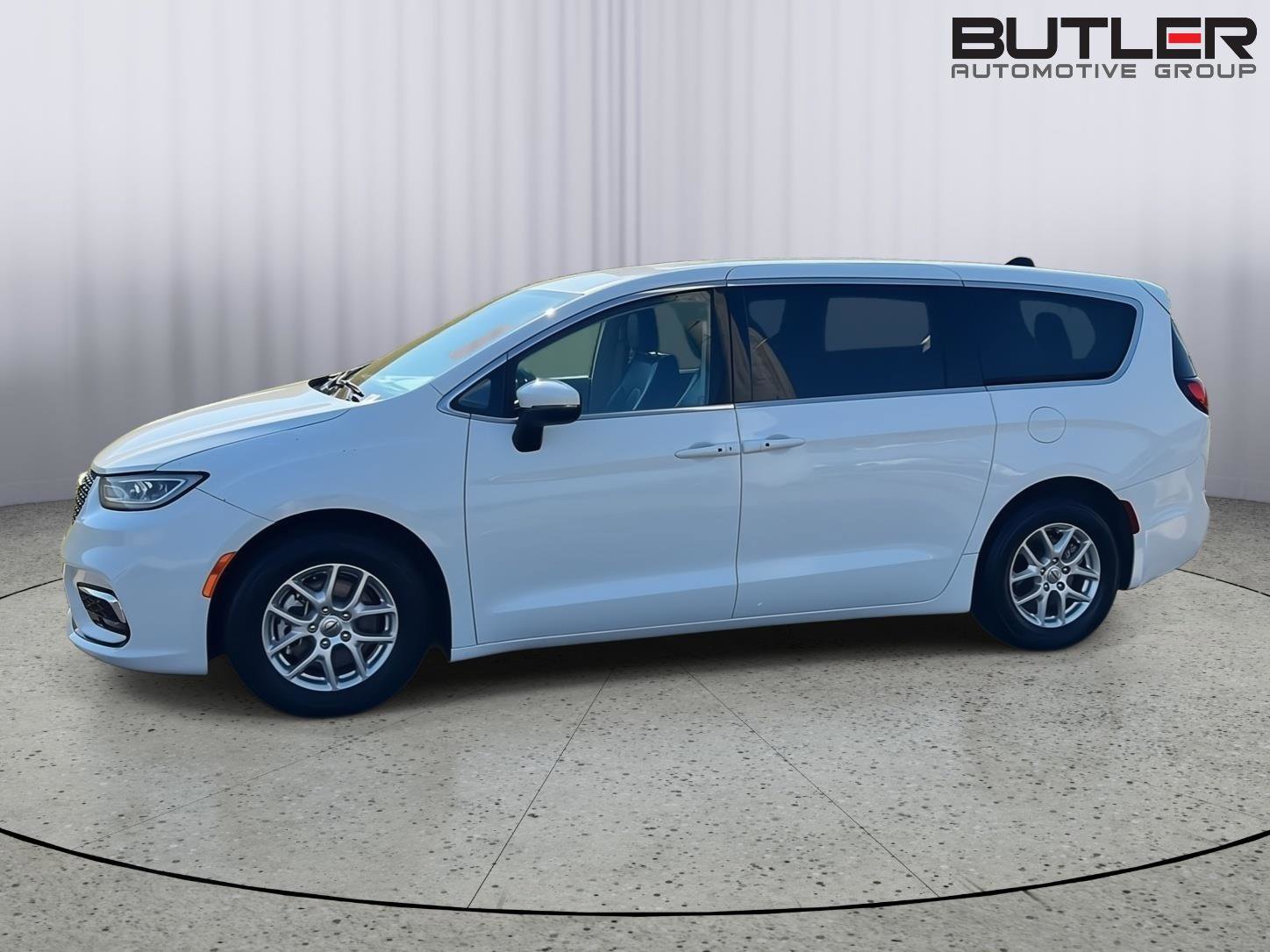 Used 2023 Chrysler Pacifica Touring-L image 3