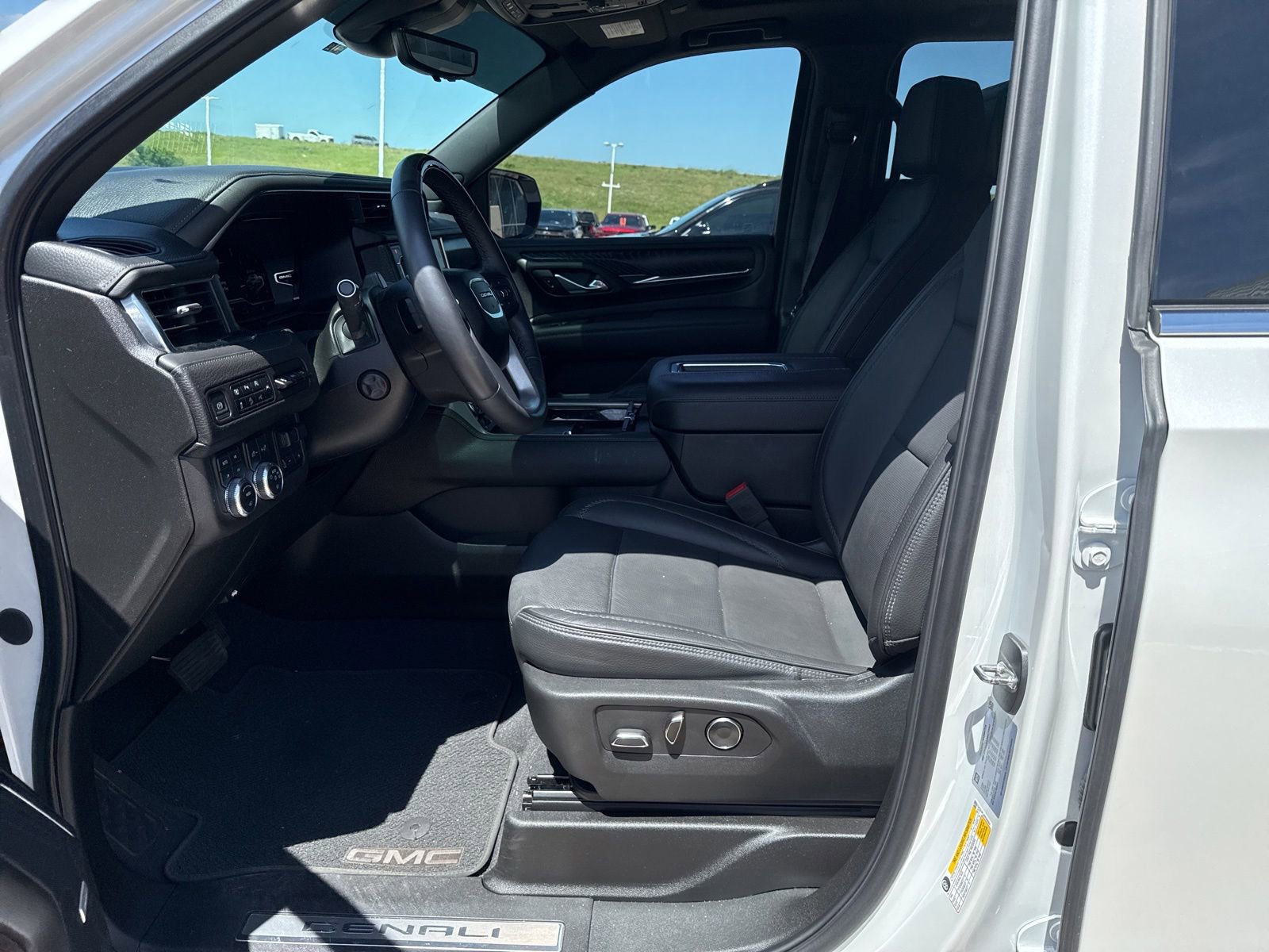 Used 2024 GMC Yukon XL Denali w/ Denali Reserve Package AWD/4WD image 14