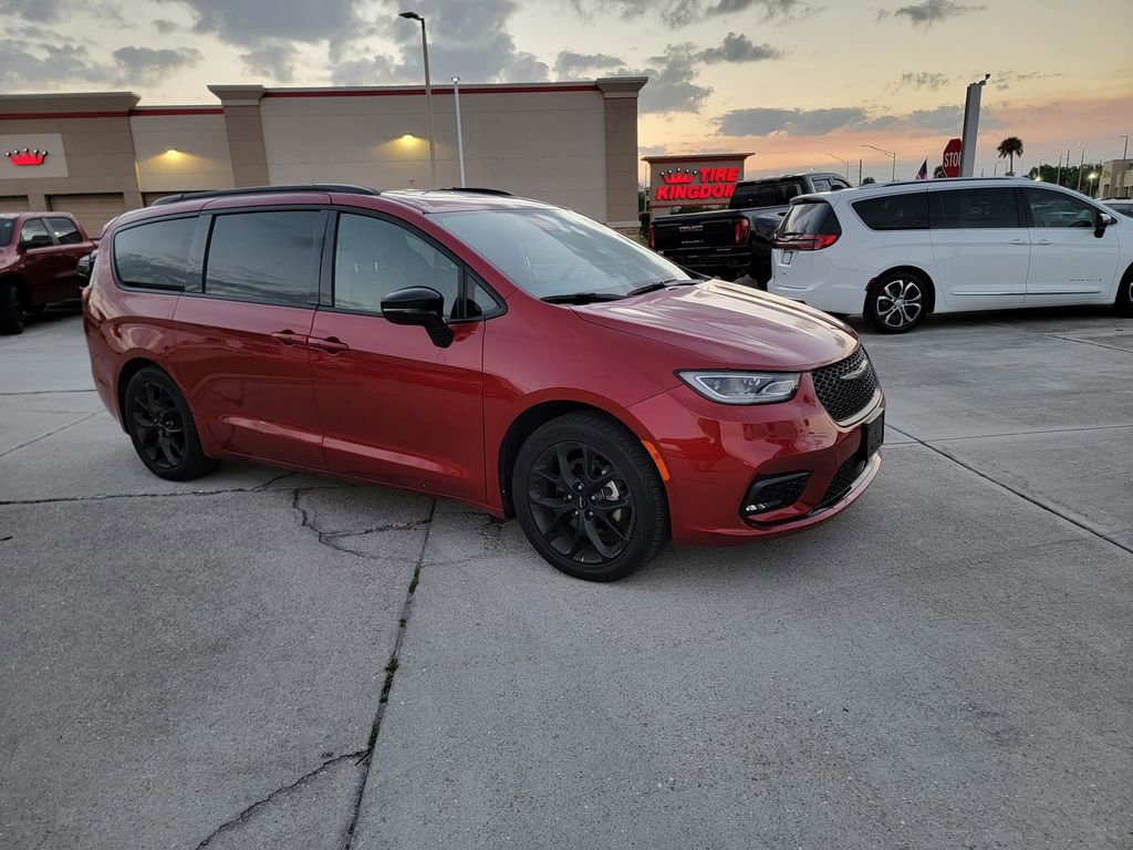 Used 2025 Chrysler Pacifica Limited FWD image 6