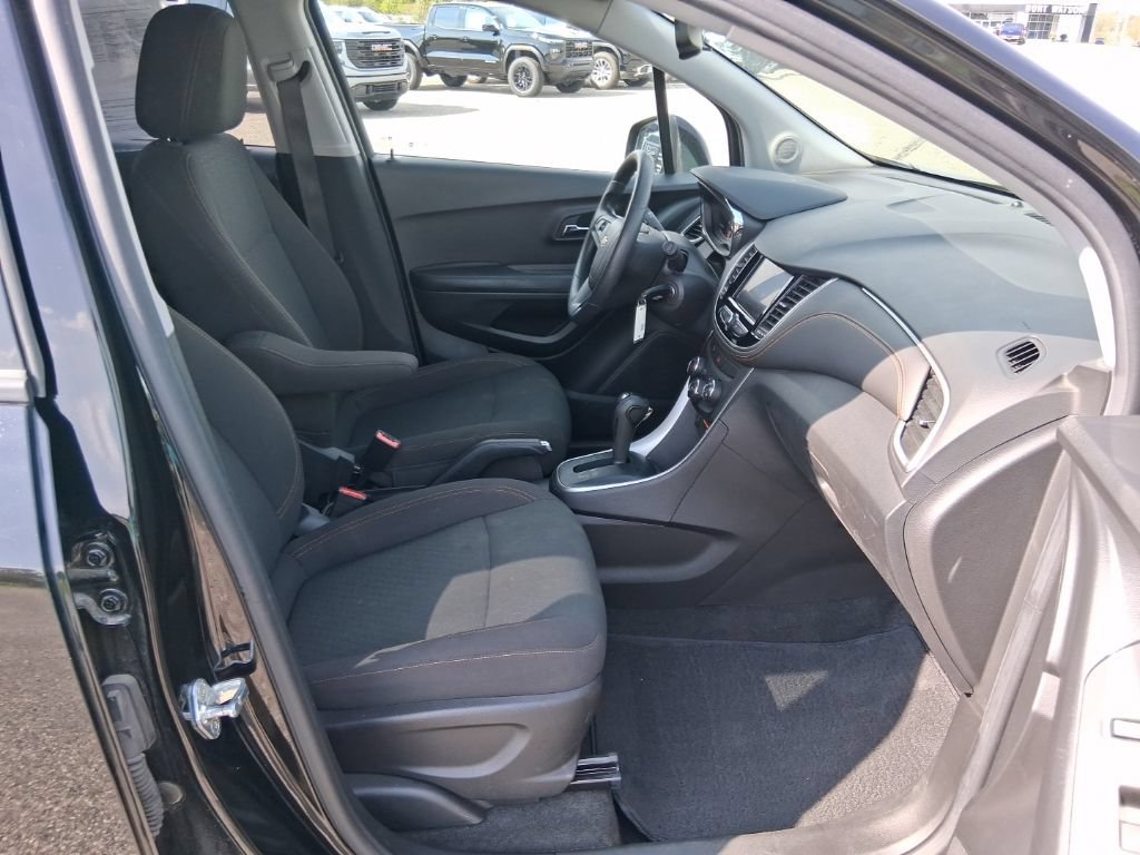 Used 2022 Chevrolet Trax LS w/ Tint and Cruise Package AWD/4WD image 12