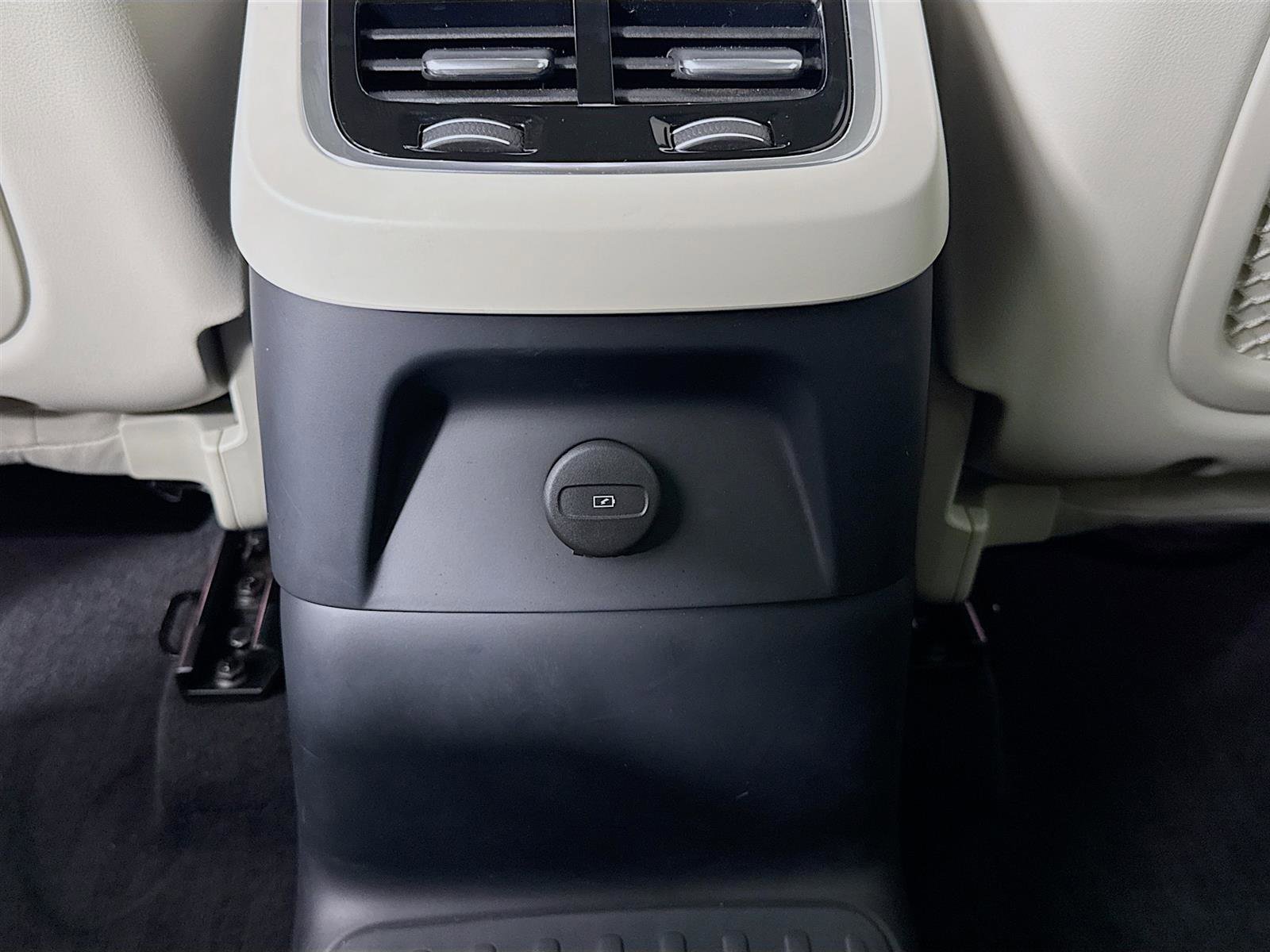 Used 2023 Volvo XC90 T8 Plus w/ Protection Package Premier image 29