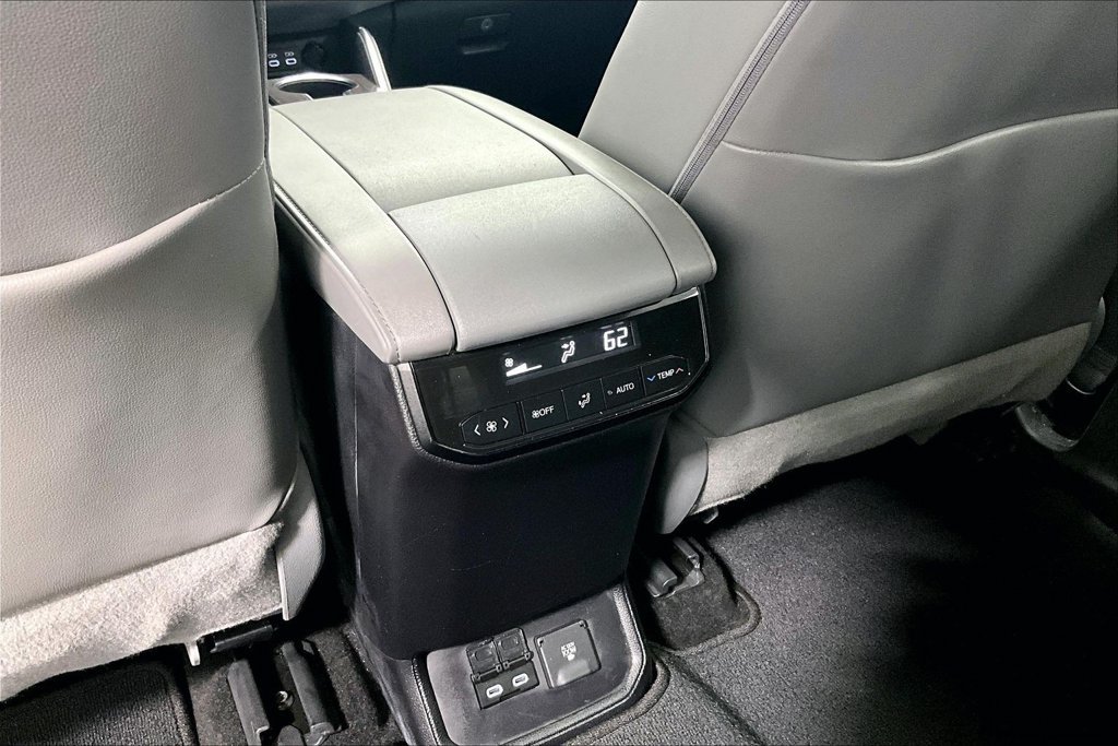 Used 2023 Toyota Highlander Limited FWD image 28