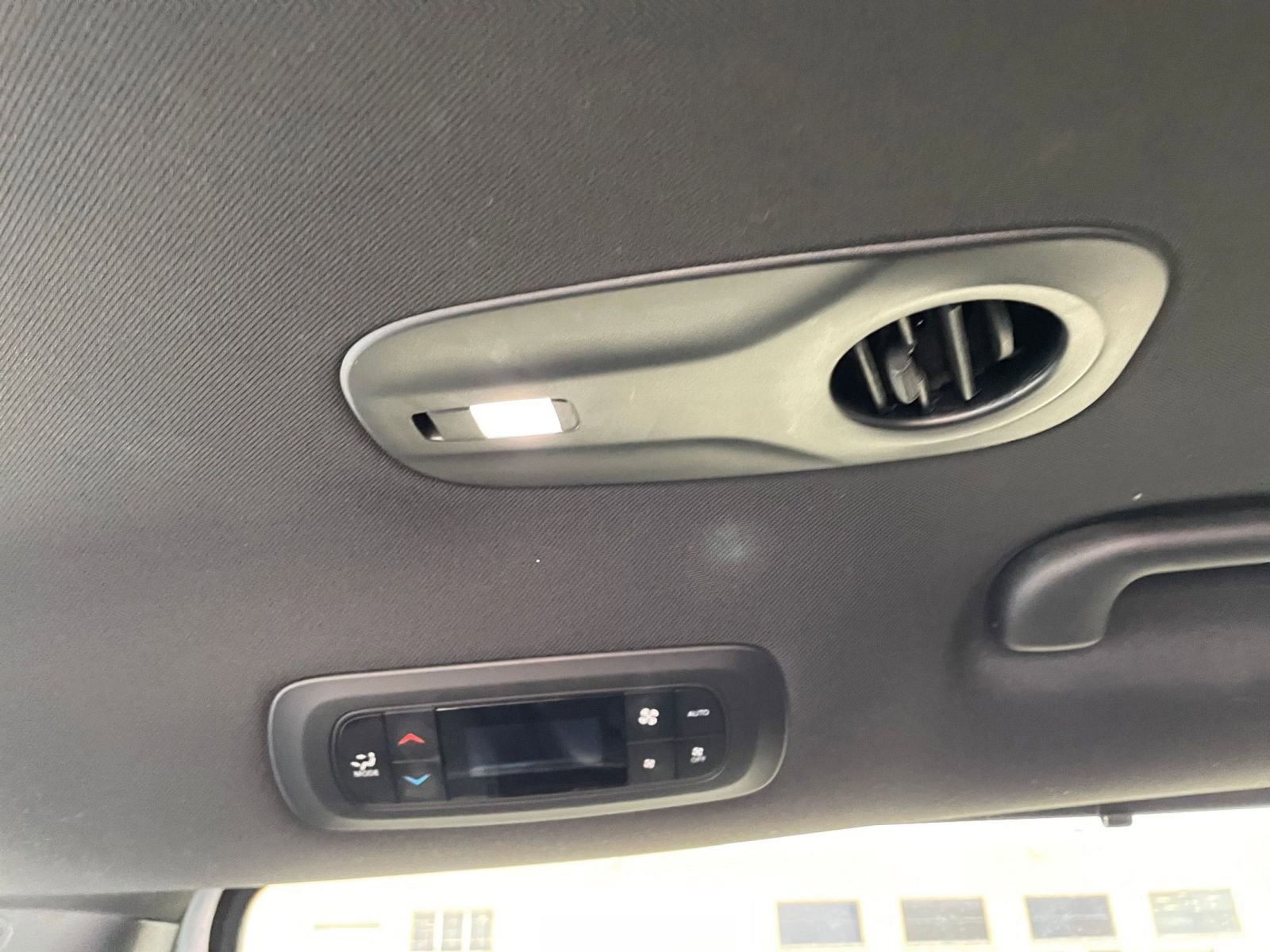 Used 2025 Chrysler Pacifica Select image 24