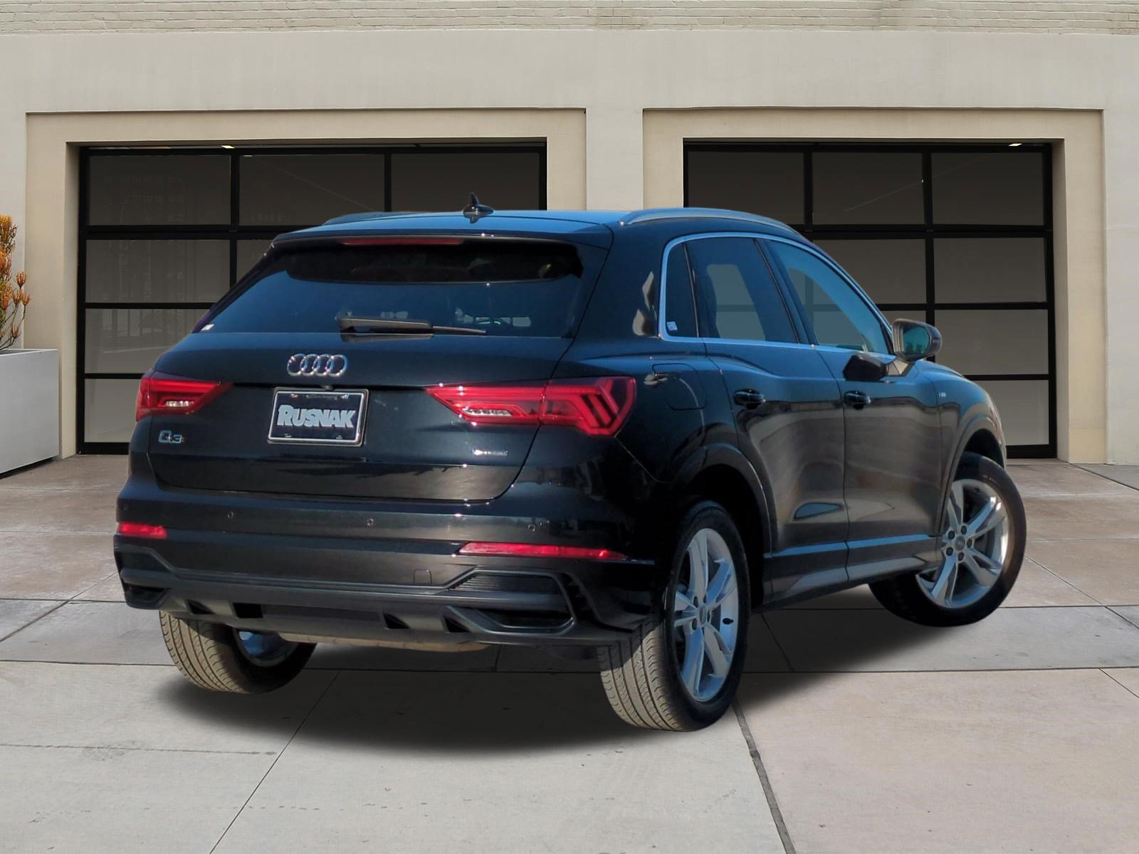 Used 2020 Audi Q3 2.0T Premium w/ Convenience Package AWD/4WD image 4