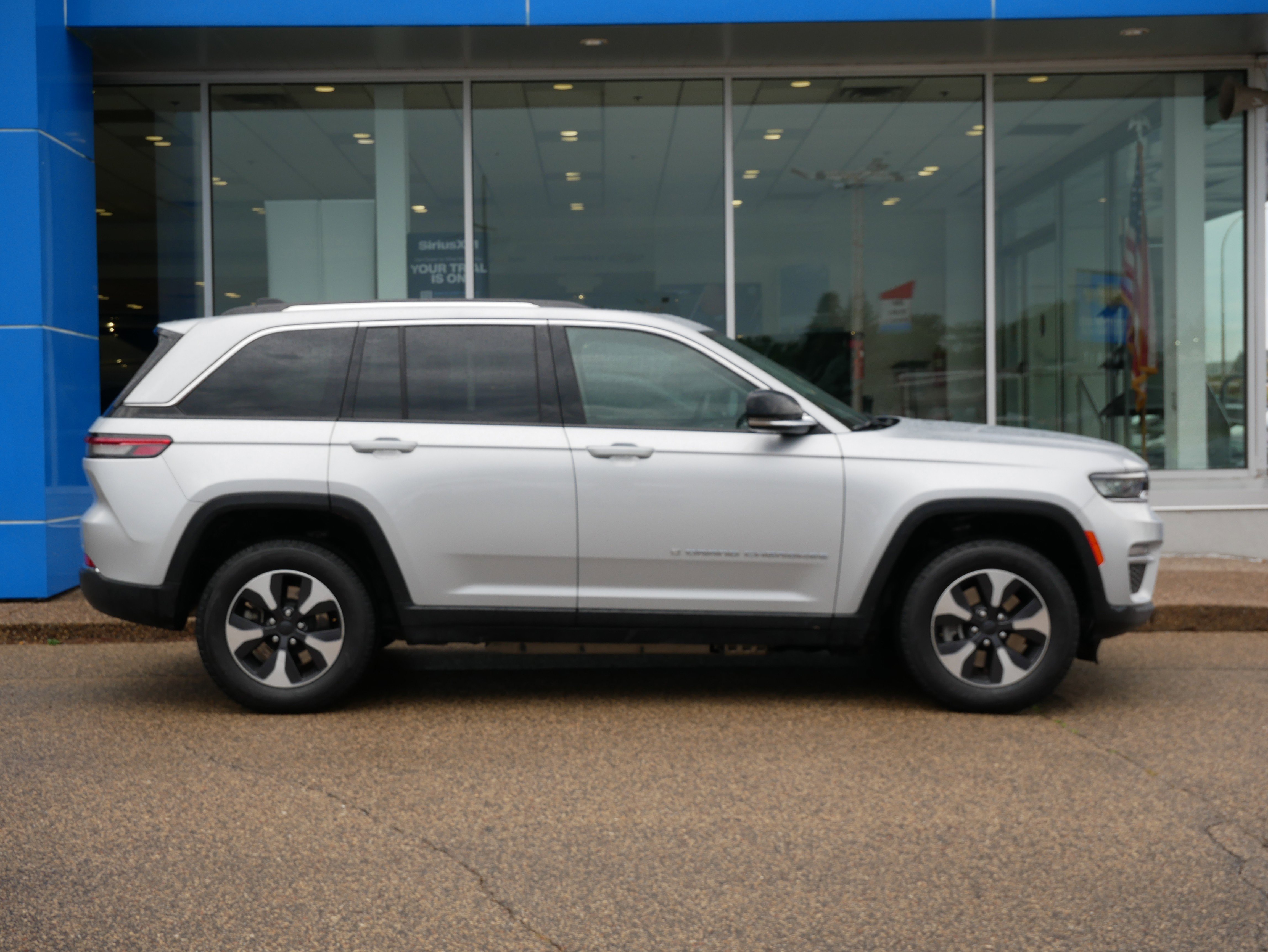 Used 2024 Jeep Grand Cherokee Limited 4xe image 2