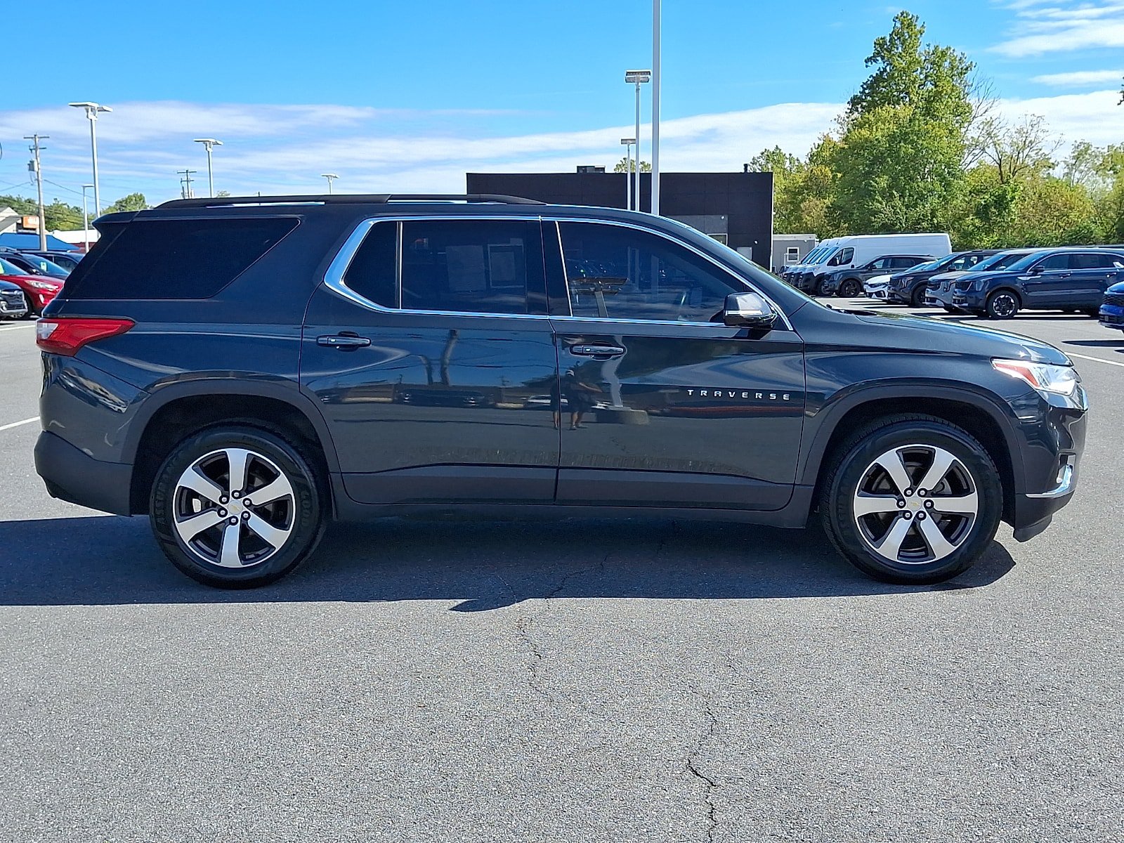 Used 2020 Chevrolet Traverse LT w/ LT Premium Package FWD image 4