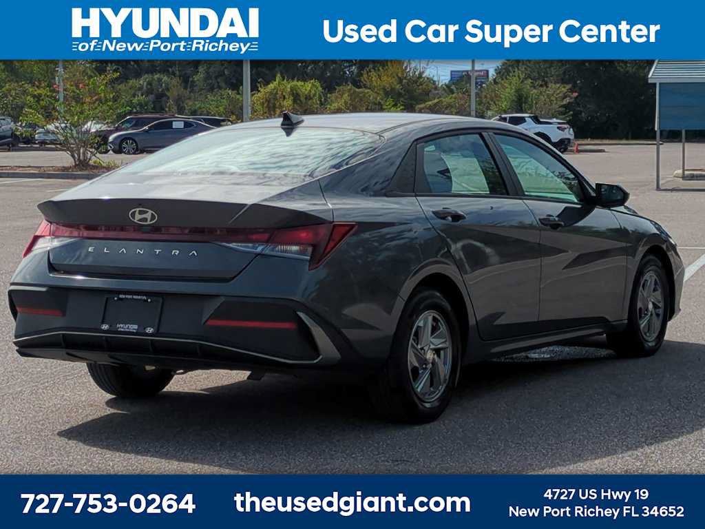 Certified 2025 Hyundai Elantra SE FWD image 5
