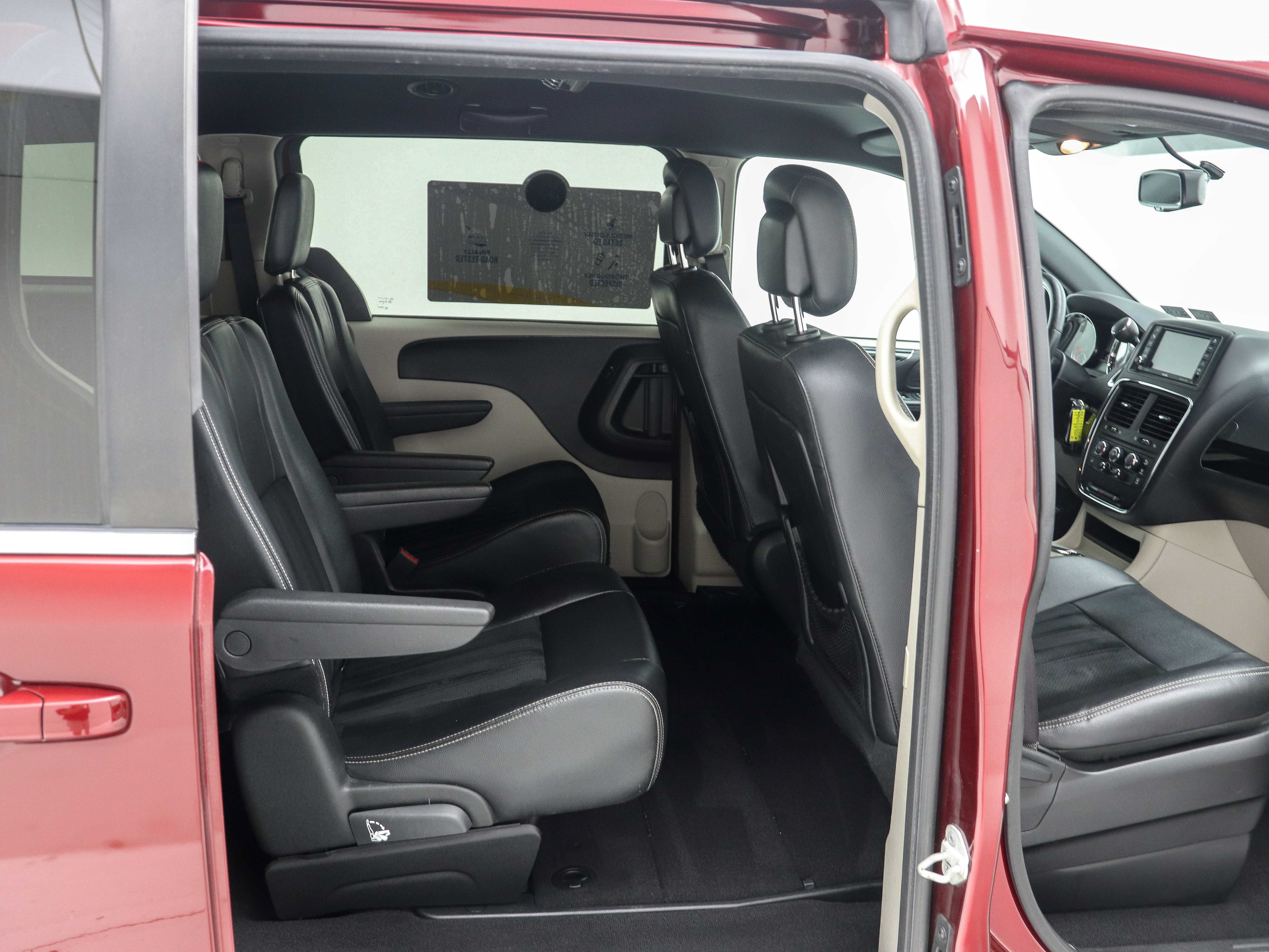 Used 2018 Dodge Grand Caravan SXT FWD image 14