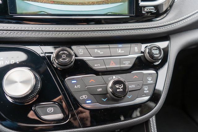New 2026 Chrysler Pacifica Limited w/ Uconnect Theater Family Group image 19