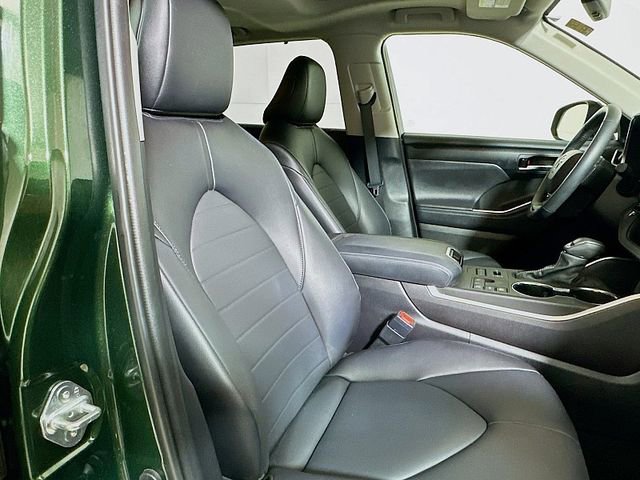 Used 2024 Toyota Highlander XLE AWD/4WD image 29