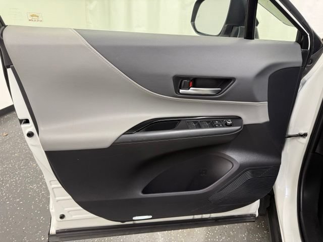 Certified 2021 Toyota Venza LE w/ Carpet Mat Package (TMS) AWD/4WD image 10