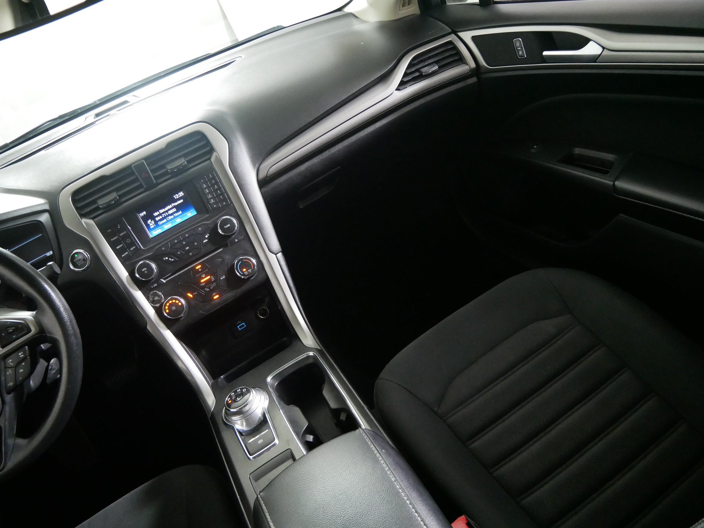 Used 2018 Ford Fusion SE FWD image 11
