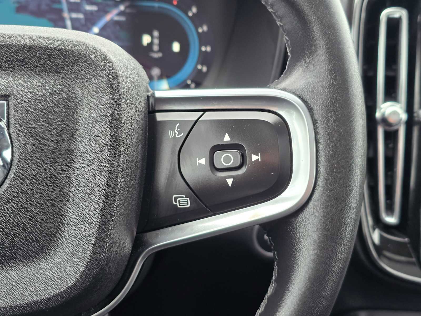 Used 2025 Volvo XC40 B5 Plus AWD/4WD image 28