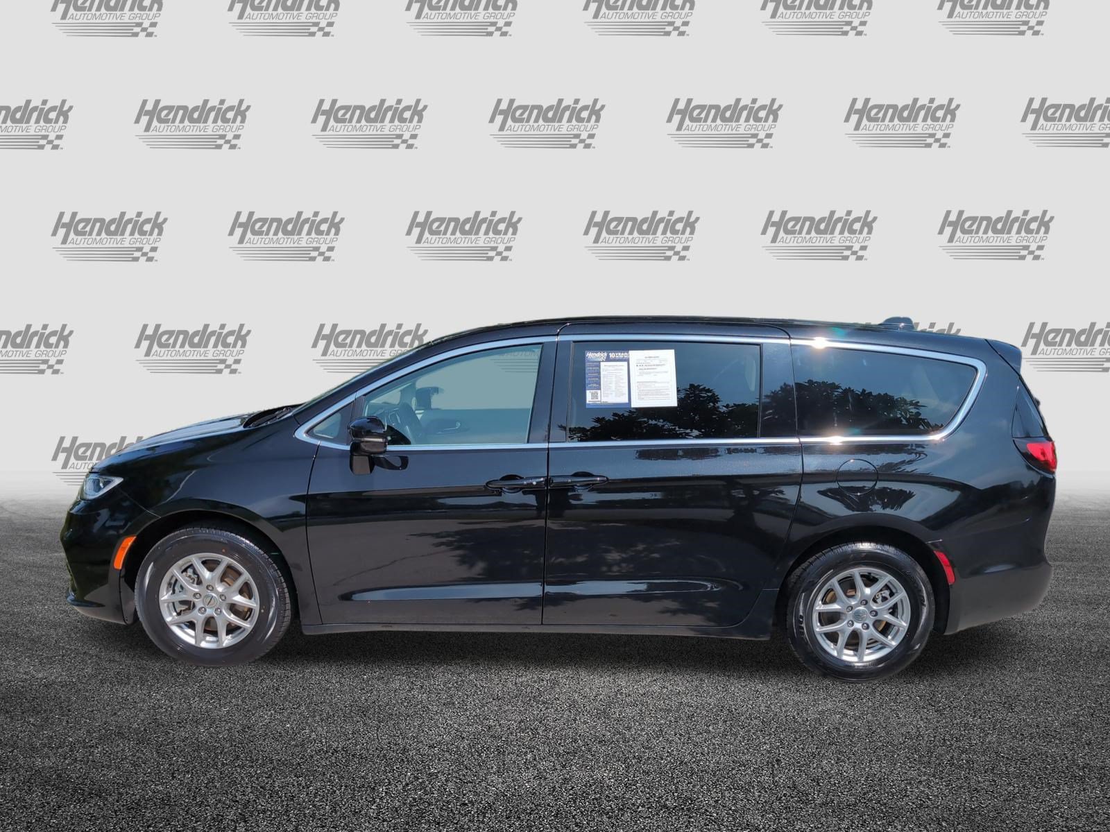 Used 2024 Chrysler Pacifica Touring-L FWD image 7