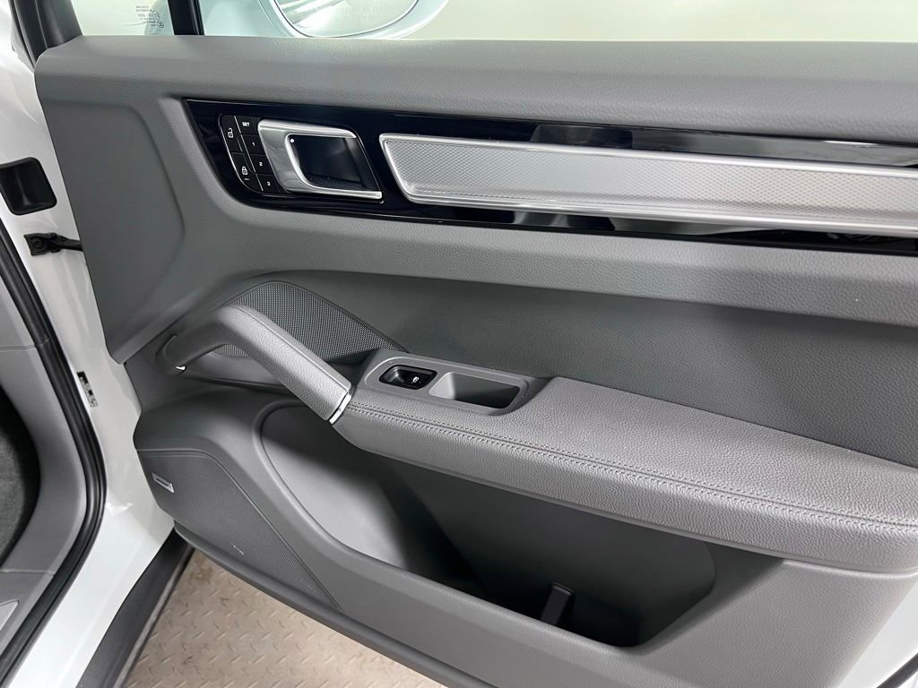 Certified 2023 Porsche Cayenne Platinum Edition AWD/4WD image 18
