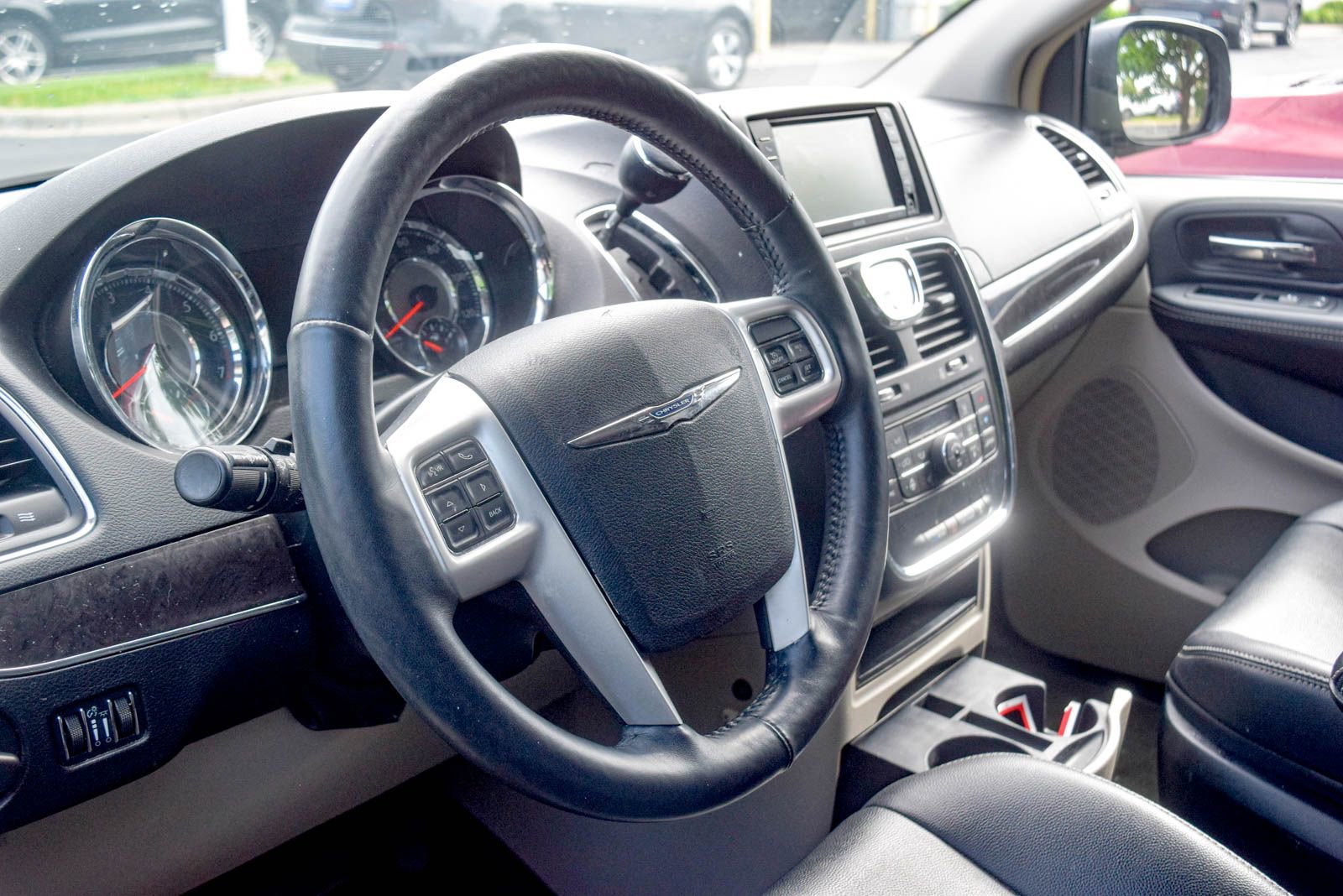 Used 2016 Chrysler Town & Country Touring w/ Driver Convenience Group FWD image 21