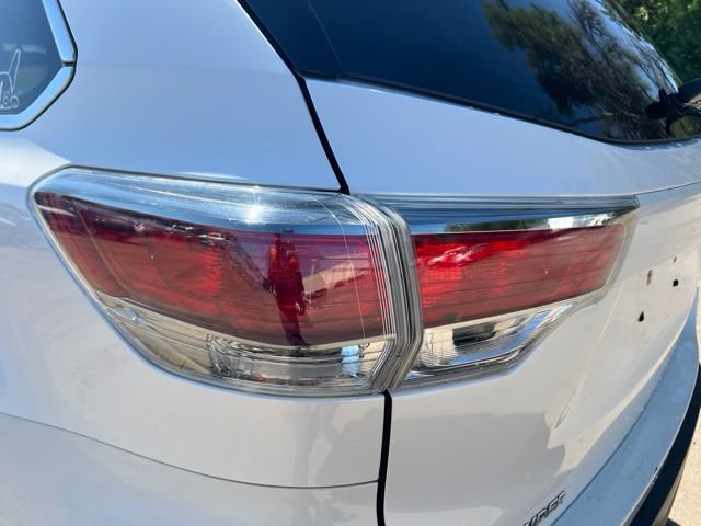 Used 2016 Toyota Highlander XLE AWD/4WD image 11