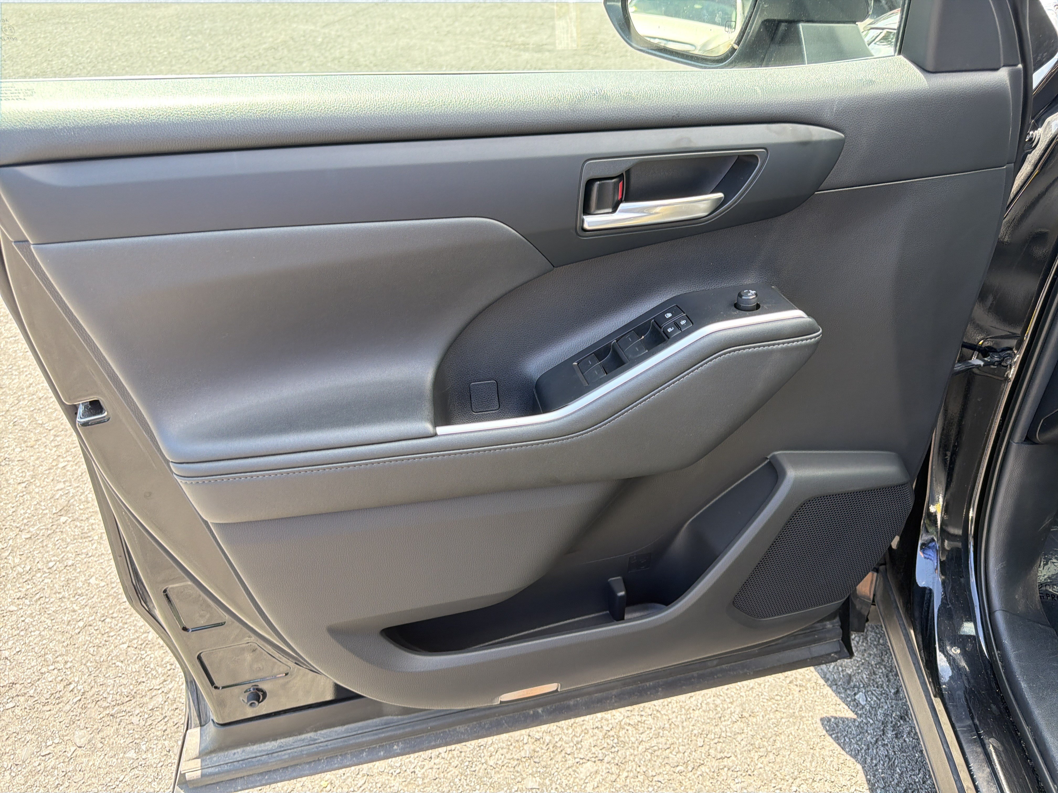 Used 2021 Toyota Highlander XLE AWD/4WD image 16