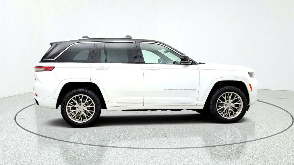Used 2023 Jeep Grand Cherokee Summit w/ Luxury Tech Group V AWD/4WD image 4