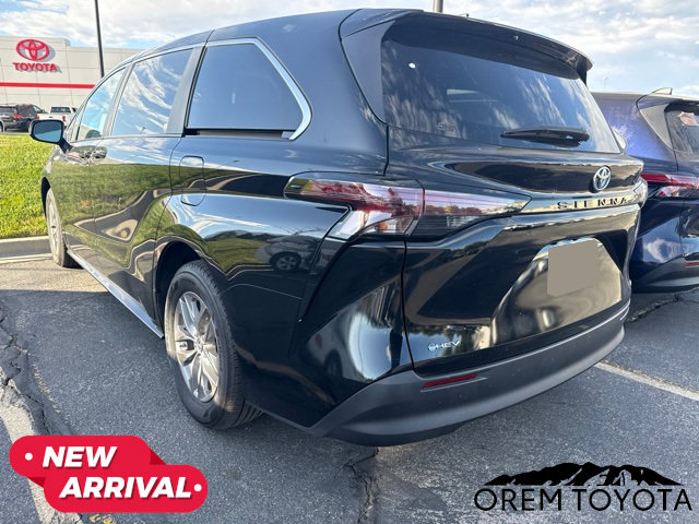 Used 2025 Toyota Sienna LE FWD image 3