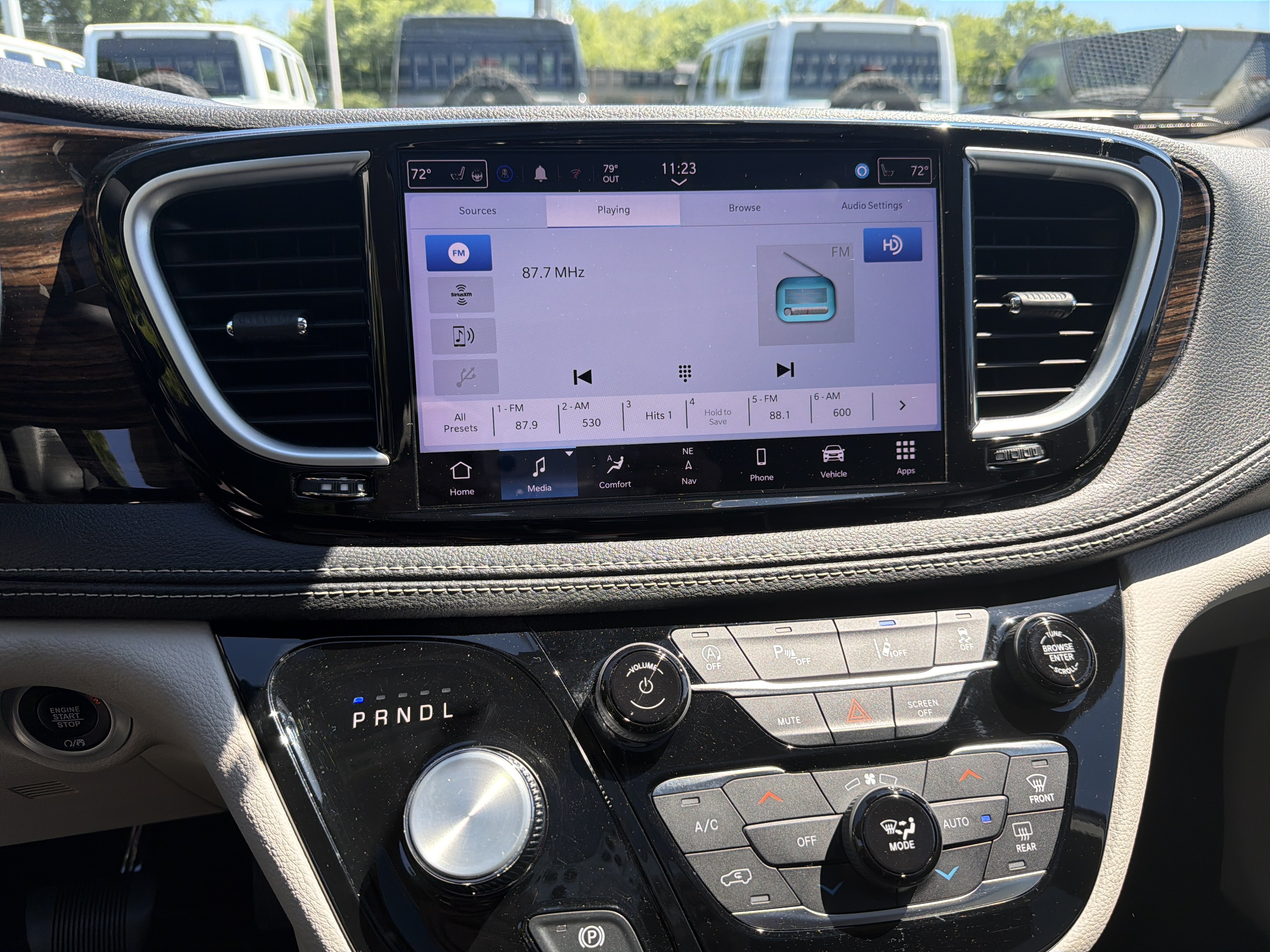 Used 2023 Chrysler Pacifica Limited FWD image 22