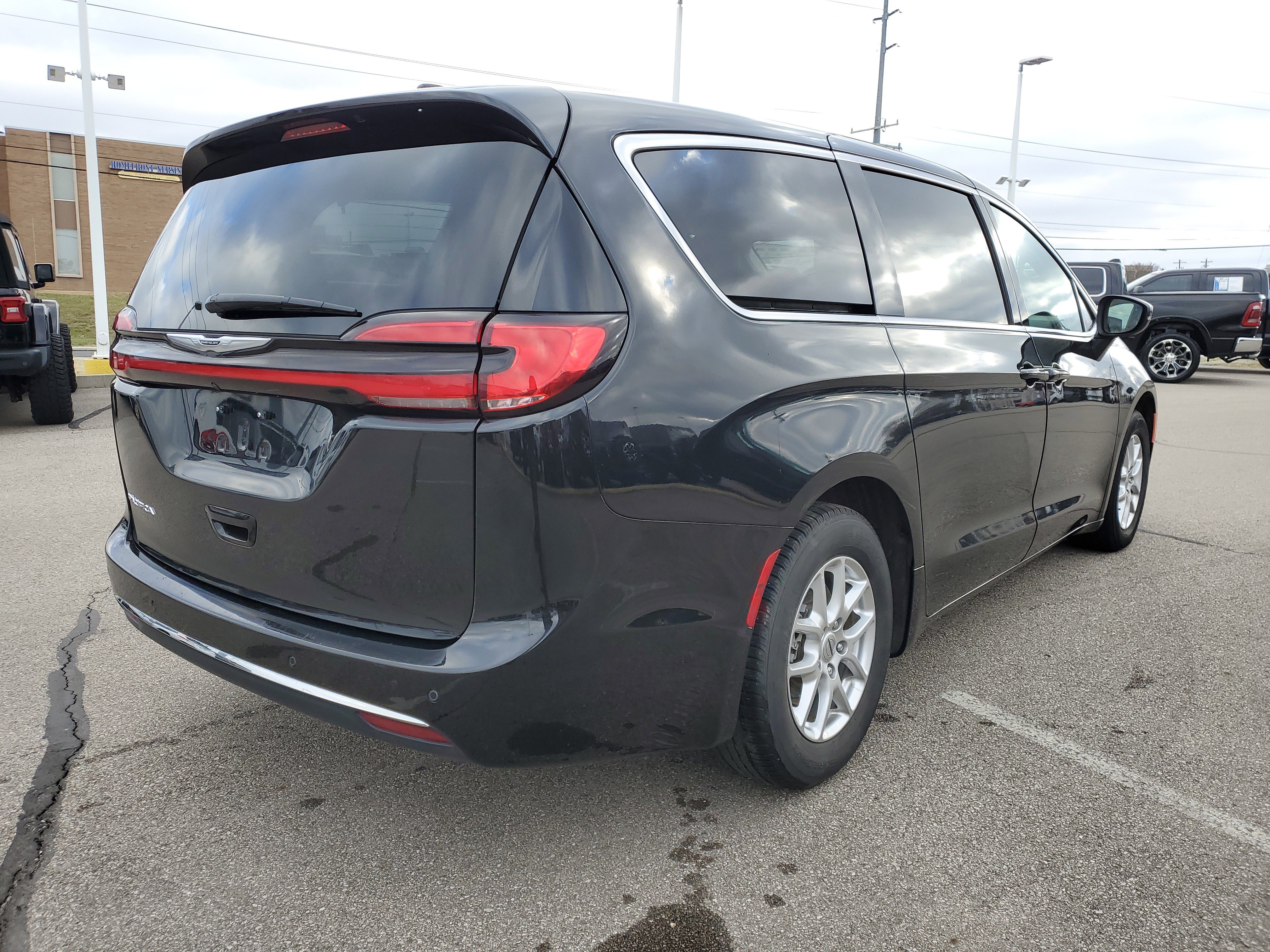 Used 2023 Chrysler Pacifica Touring-L image 4