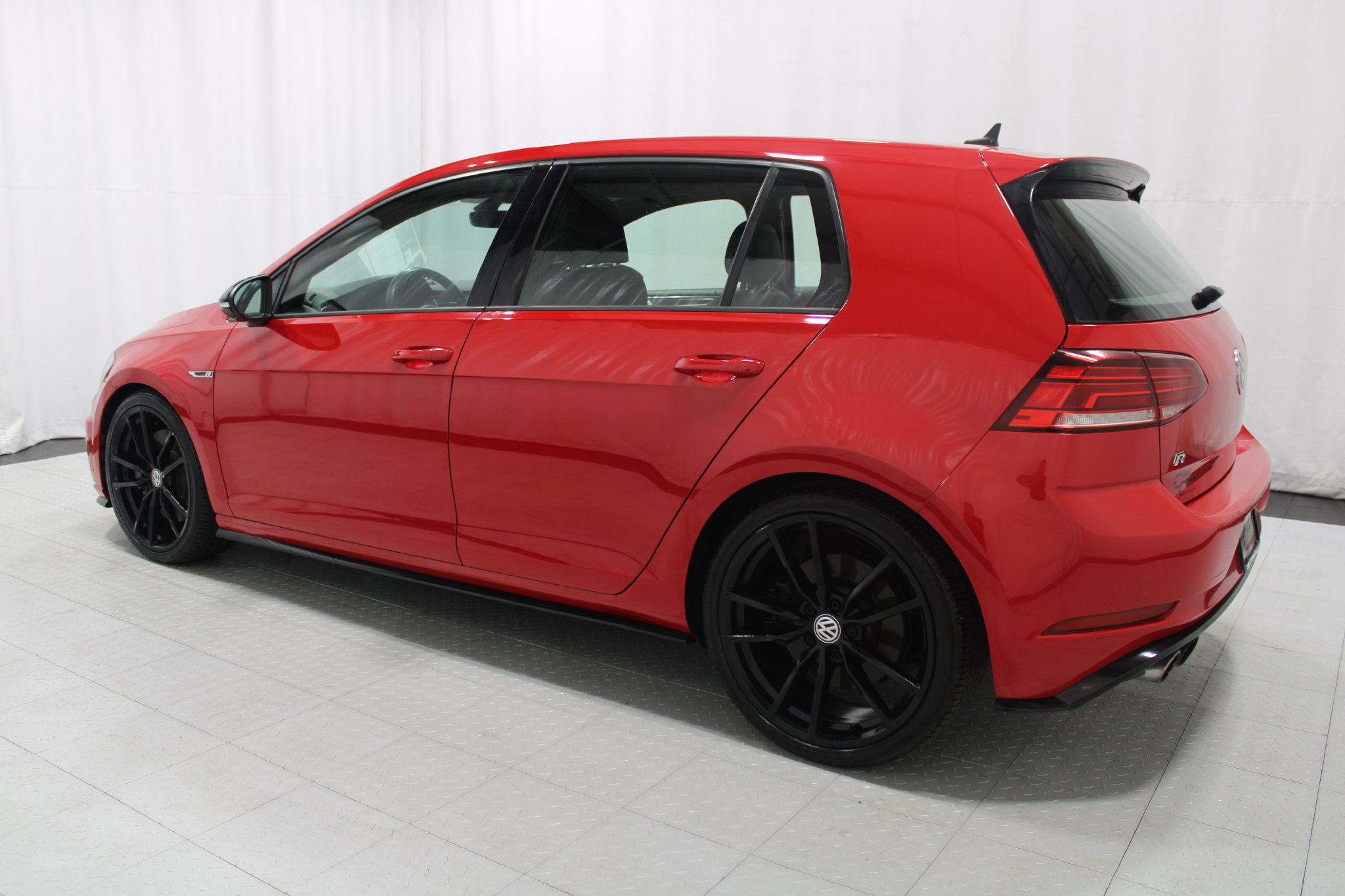 Used 2018 Volkswagen Golf R 4-Door AWD/4WD image 8