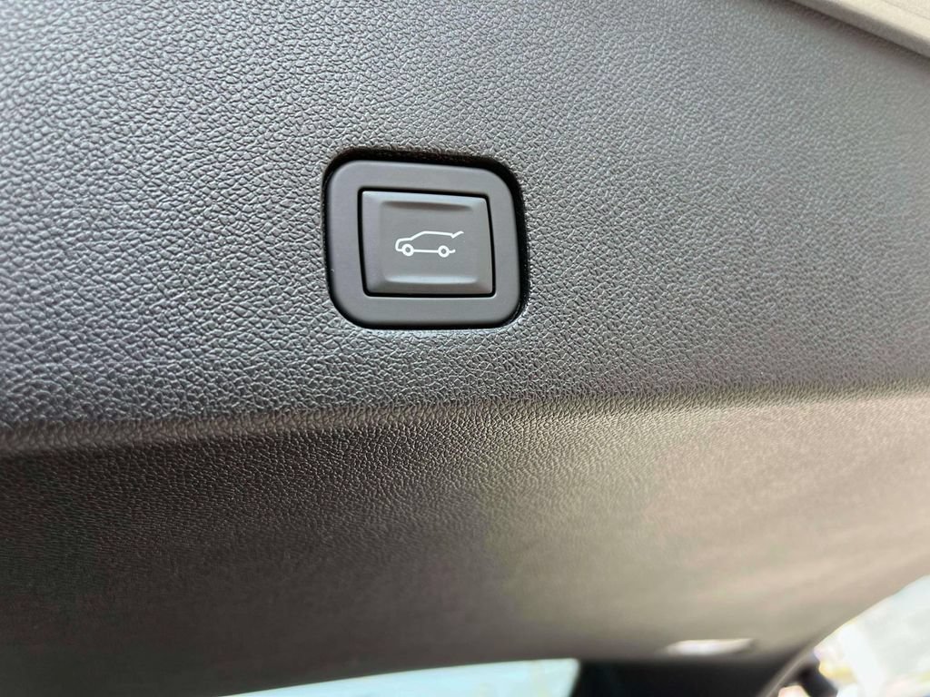 Certified 2025 Cadillac XT6 Premium Luxury w/ Technology Package AWD/4WD image 19